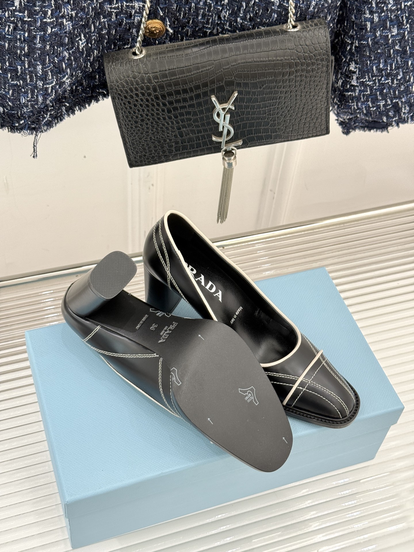 Prada/普拉达26WF早春新品缝线高跟鞋续写百年奢品的工艺传奇。这双鞋从不是简单的足下点缀而是P家对