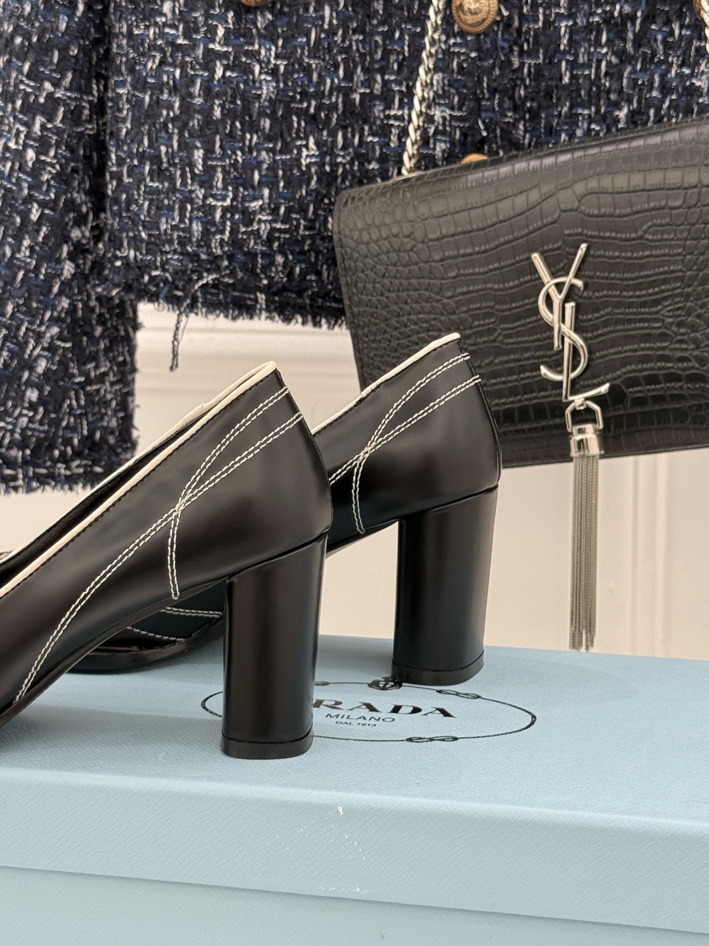 Prada/普拉达26WF早春新品缝线高跟鞋续写百年奢品的工艺传奇。这双鞋从不是简单的足下点缀而是P家对