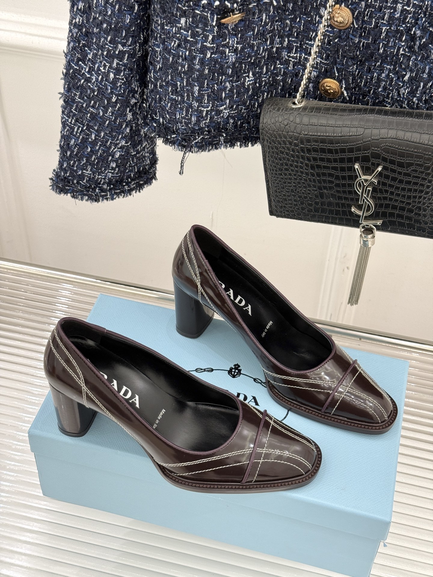 Prada/普拉达26WF早春新品缝线高跟鞋续写百年奢品的工艺传奇。这双鞋从不是简单的足下点缀而是P家对