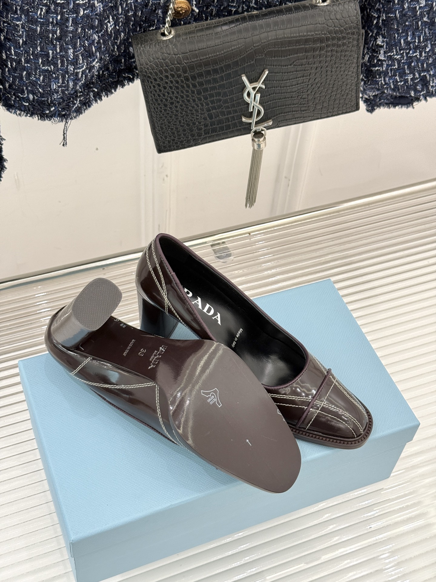 Prada/普拉达26WF早春新品缝线高跟鞋续写百年奢品的工艺传奇。这双鞋从不是简单的足下点缀而是P家对