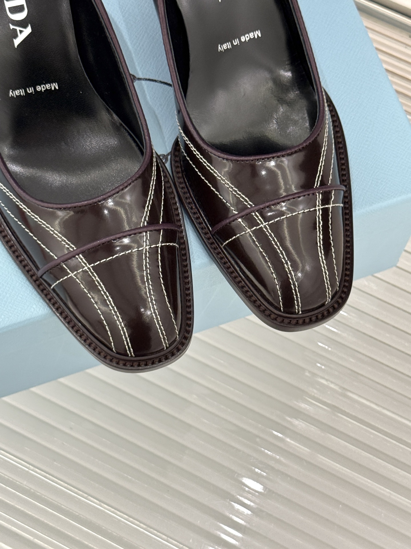 Prada/普拉达26WF早春新品缝线高跟鞋续写百年奢品的工艺传奇。这双鞋从不是简单的足下点缀而是P家对