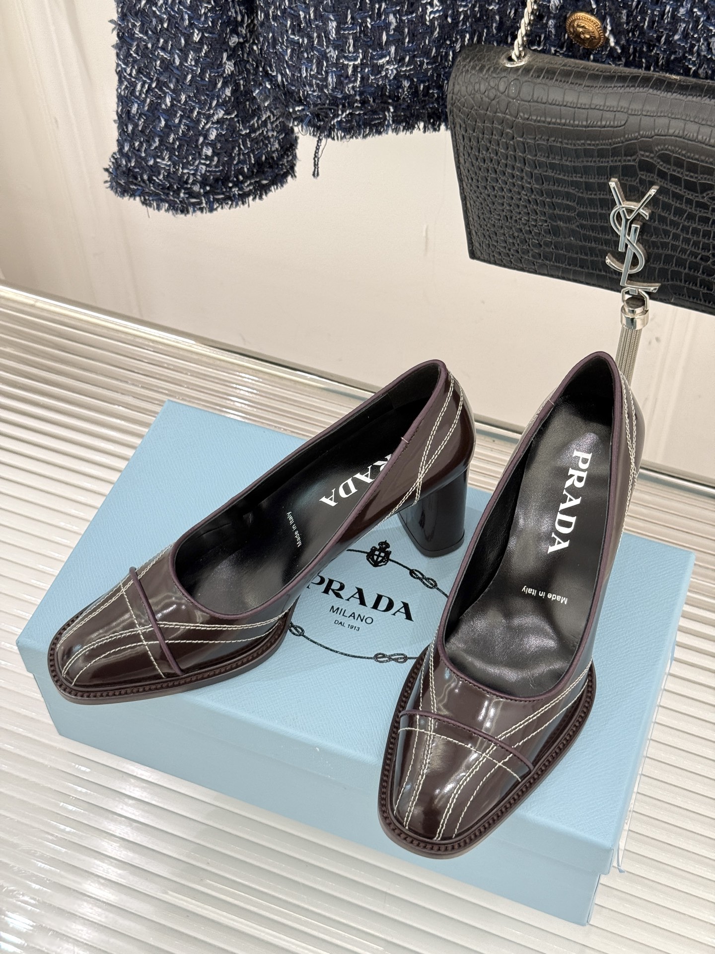 Prada/普拉达26WF早春新品缝线高跟鞋续写百年奢品的工艺传奇。这双鞋从不是简单的足下点缀而是P家对