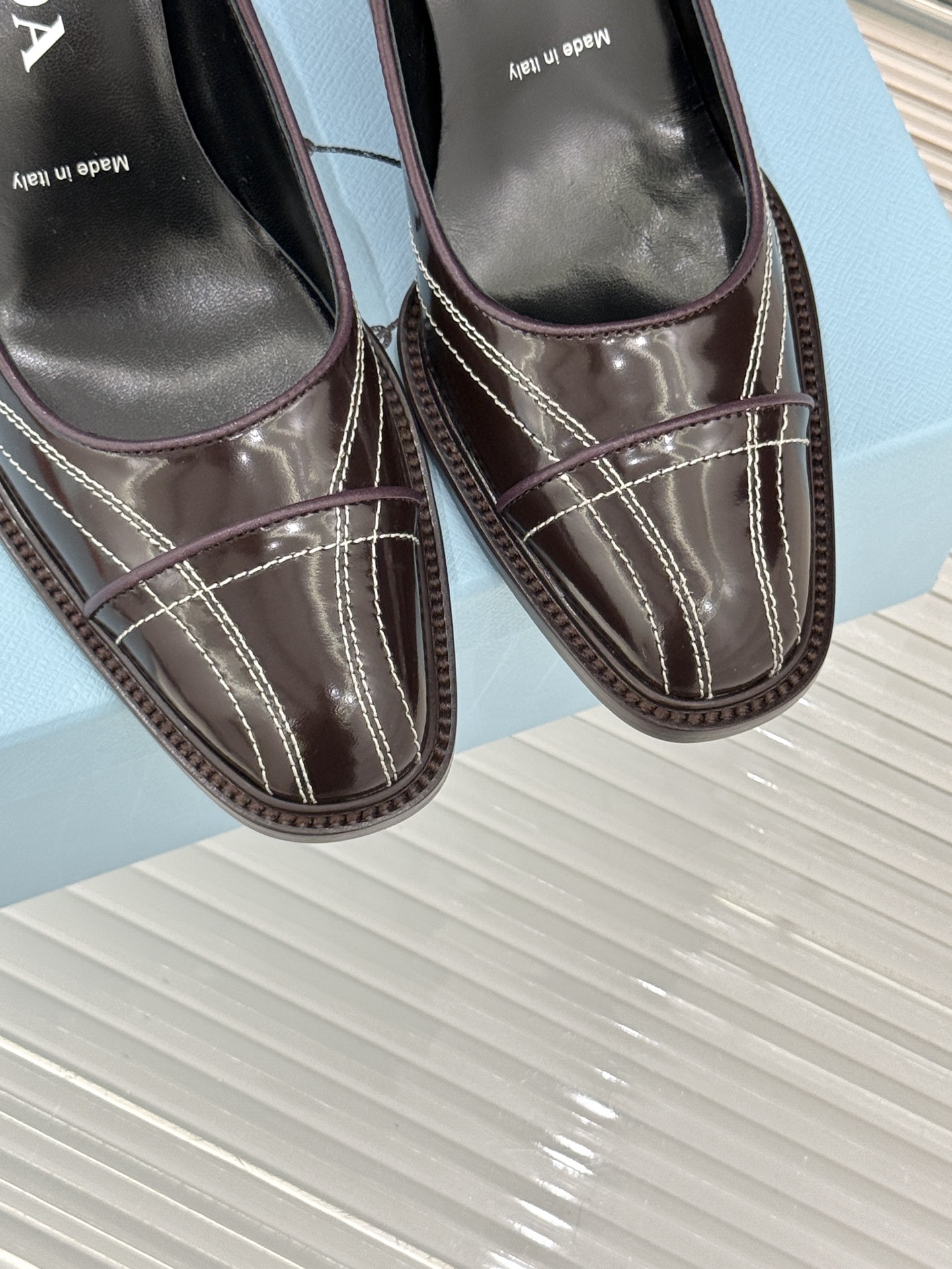 Prada/普拉达26WF早春新品缝线高跟鞋续写百年奢品的工艺传奇。这双鞋从不是简单的足下点缀而是P家对