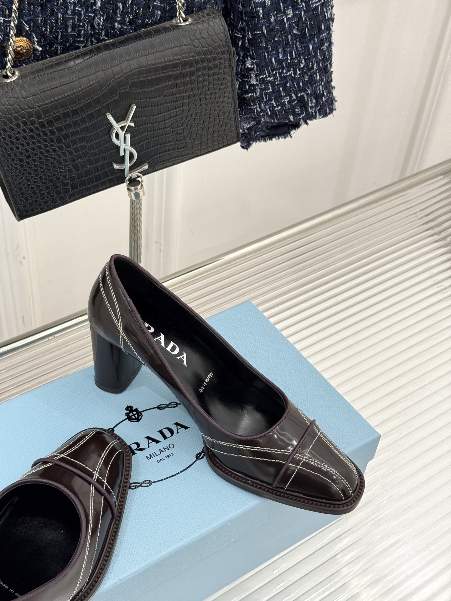 Prada/普拉达26WF早春新品缝线高跟鞋续写百年奢品的工艺传奇。这双鞋从不是简单的足下点缀而是P家对