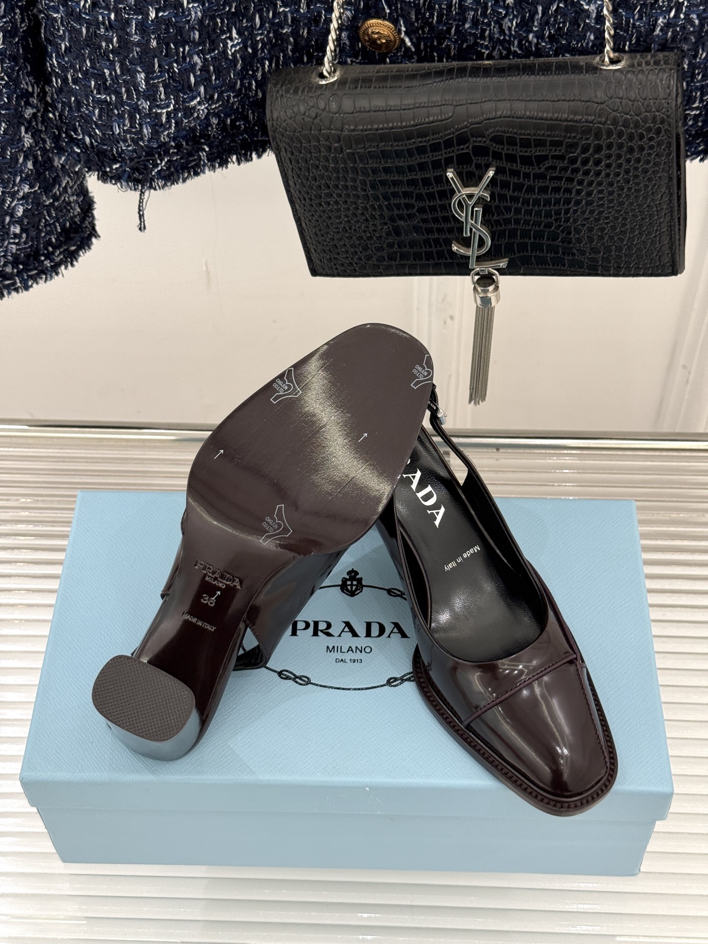 Prada/普拉达26WF早春新品缝线高跟后空凉鞋续写百年奢品的工艺传奇。这双鞋从不是简单的足下点缀而是