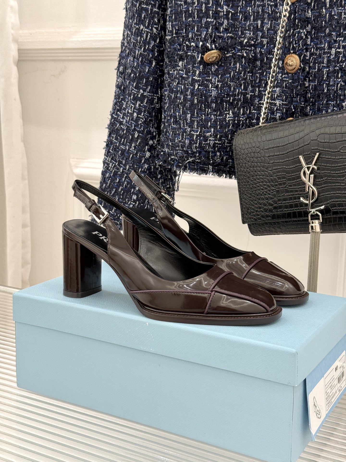 Prada/普拉达26WF早春新品缝线高跟后空凉鞋续写百年奢品的工艺传奇。这双鞋从不是简单的足下点缀而是