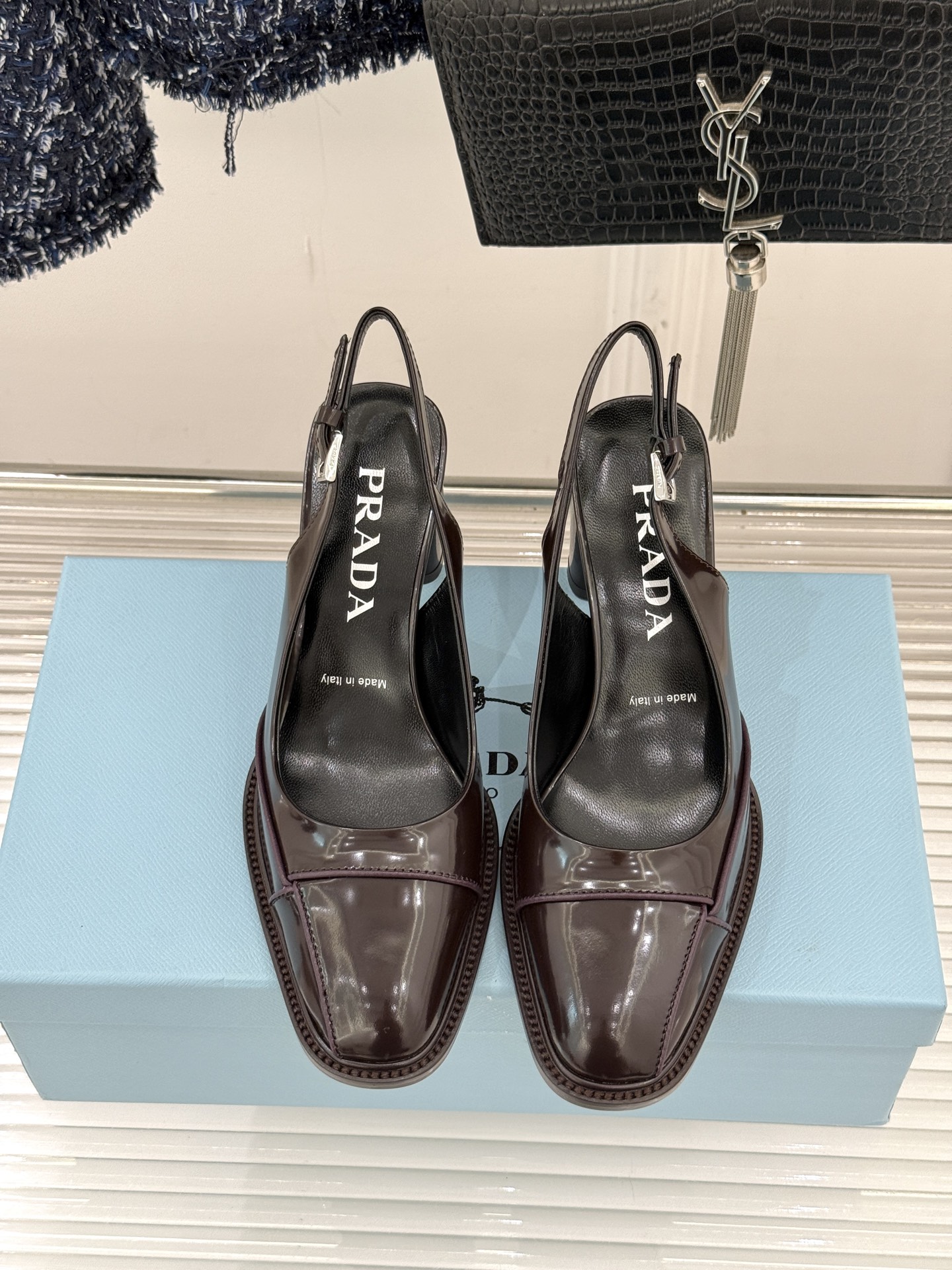 Prada/普拉达26WF早春新品缝线高跟后空凉鞋续写百年奢品的工艺传奇。这双鞋从不是简单的足下点缀而是