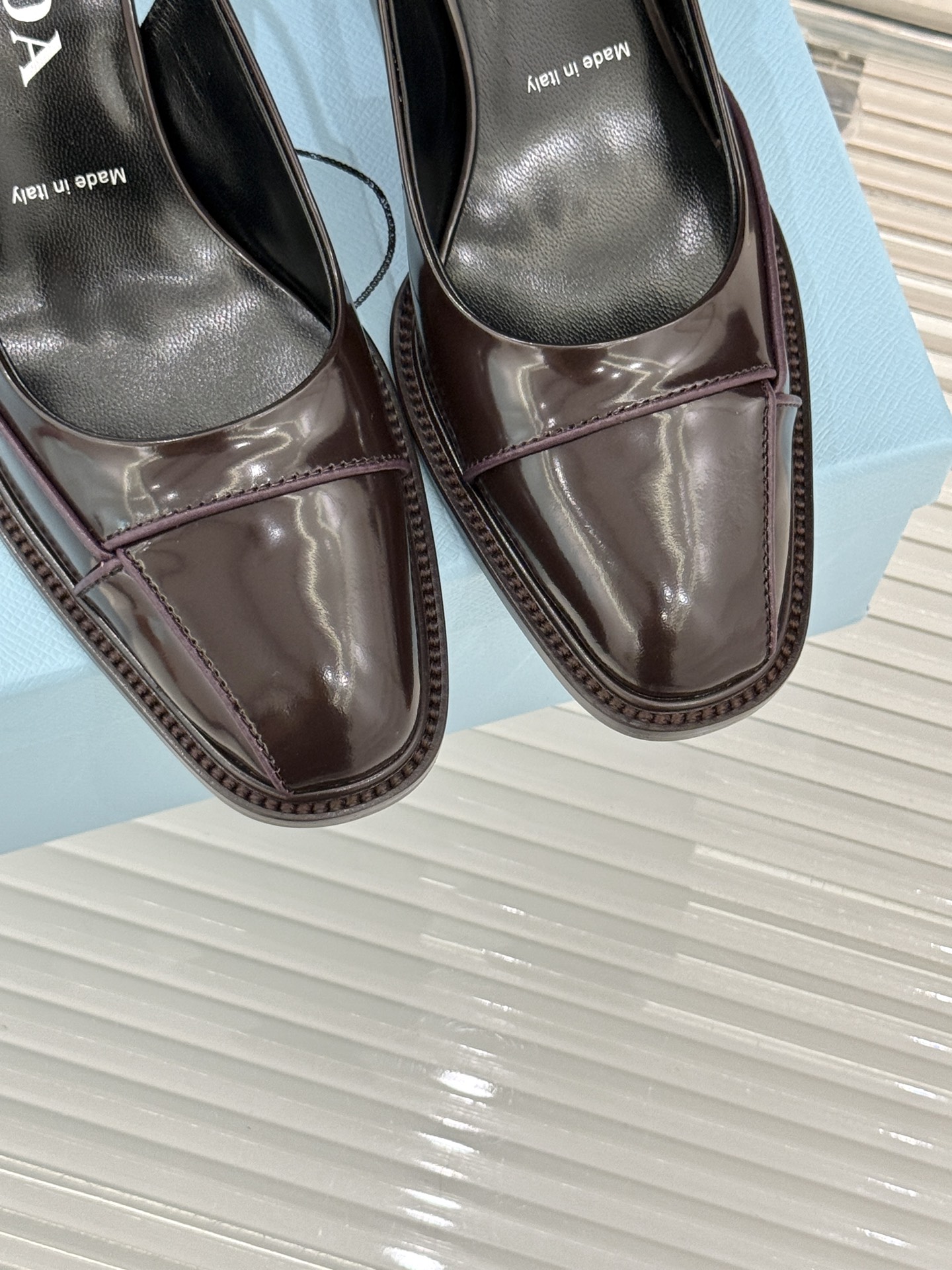 Prada/普拉达26WF早春新品缝线高跟后空凉鞋续写百年奢品的工艺传奇。这双鞋从不是简单的足下点缀而是