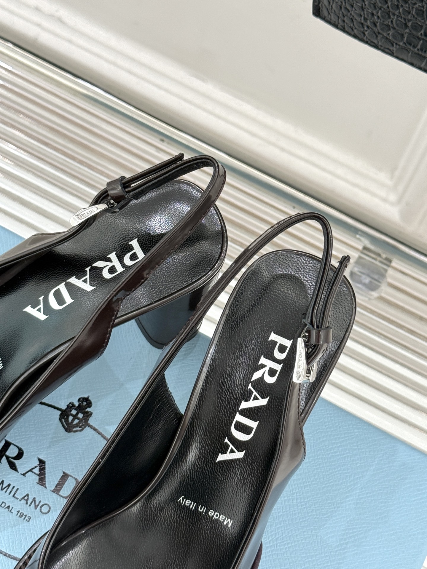 Prada/普拉达26WF早春新品缝线高跟后空凉鞋续写百年奢品的工艺传奇。这双鞋从不是简单的足下点缀而是