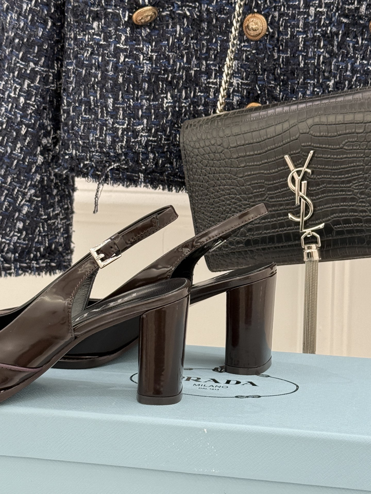 Prada/普拉达26WF早春新品缝线高跟后空凉鞋续写百年奢品的工艺传奇。这双鞋从不是简单的足下点缀而是