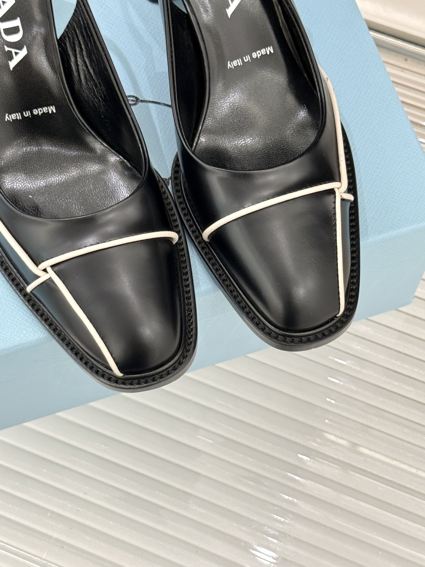 Prada/普拉达26WF早春新品缝线高跟后空凉鞋续写百年奢品的工艺传奇。这双鞋从不是简单的足下点缀而是