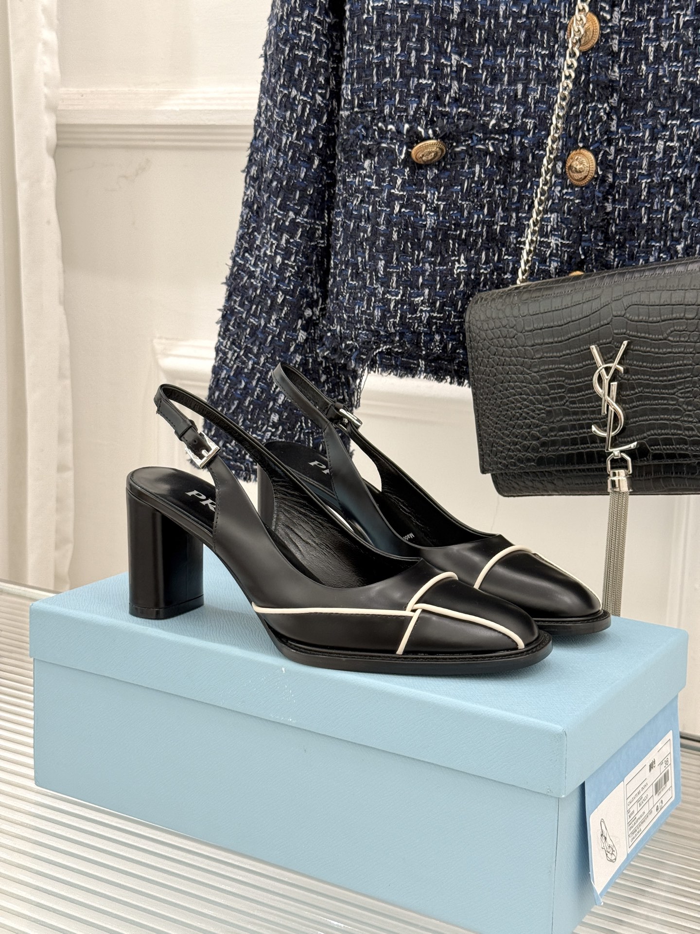 Prada/普拉达26WF早春新品缝线高跟后空凉鞋续写百年奢品的工艺传奇。这双鞋从不是简单的足下点缀而是