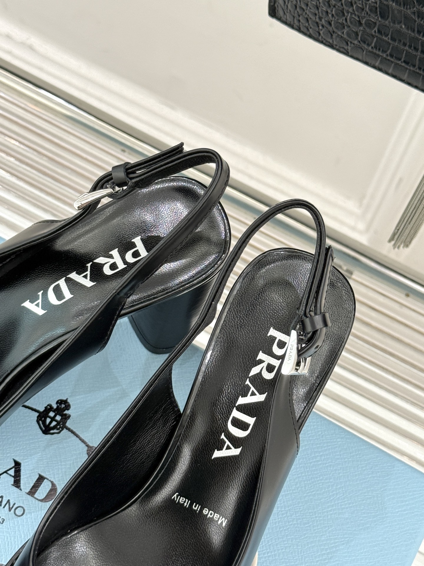 Prada/普拉达26WF早春新品缝线高跟后空凉鞋续写百年奢品的工艺传奇。这双鞋从不是简单的足下点缀而是