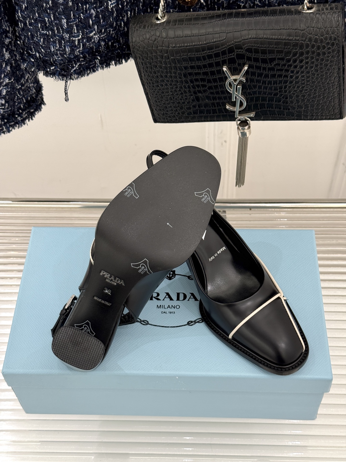 Prada/普拉达26WF早春新品缝线高跟后空凉鞋续写百年奢品的工艺传奇。这双鞋从不是简单的足下点缀而是