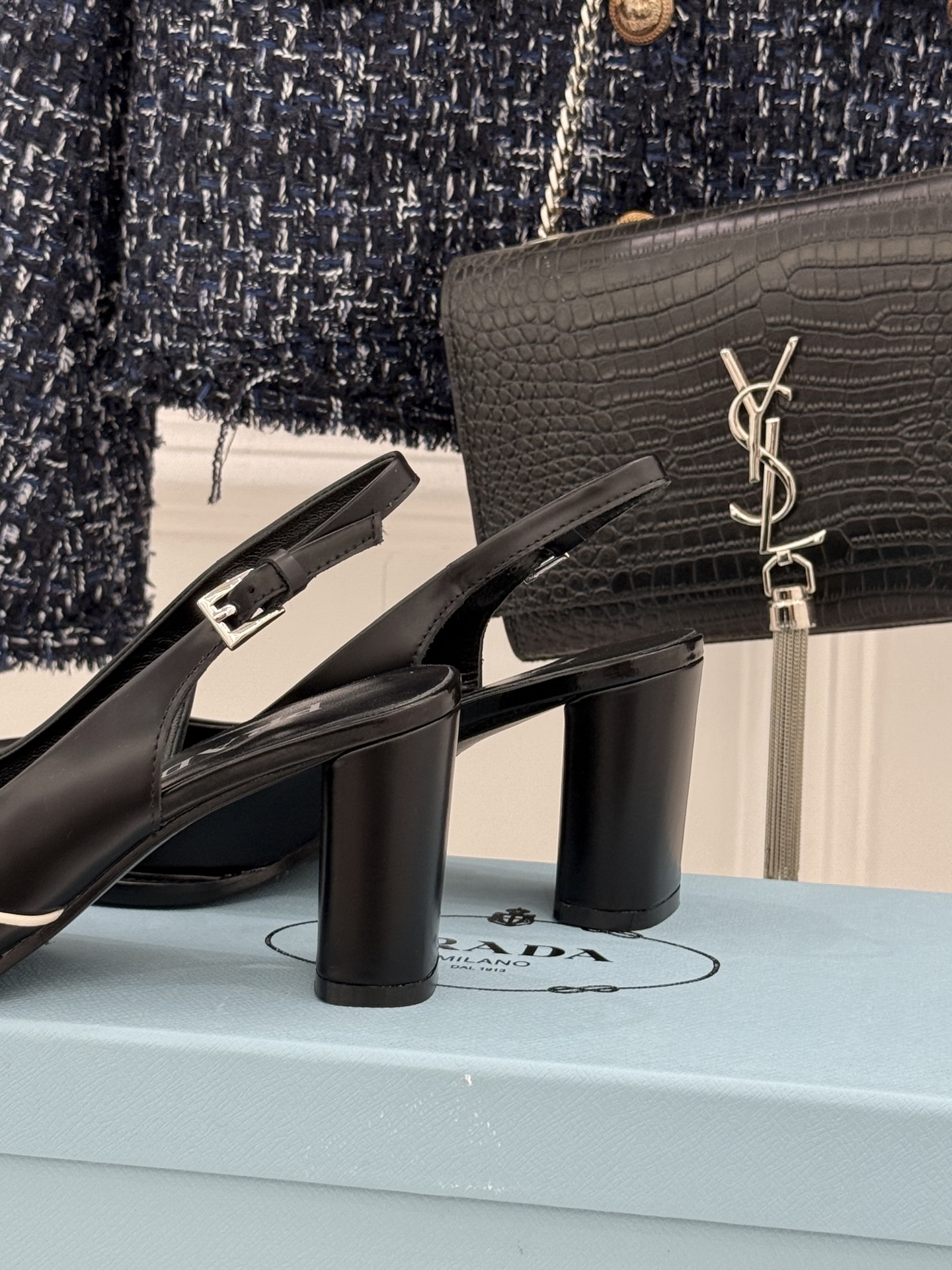 Prada/普拉达26WF早春新品缝线高跟后空凉鞋续写百年奢品的工艺传奇。这双鞋从不是简单的足下点缀而是