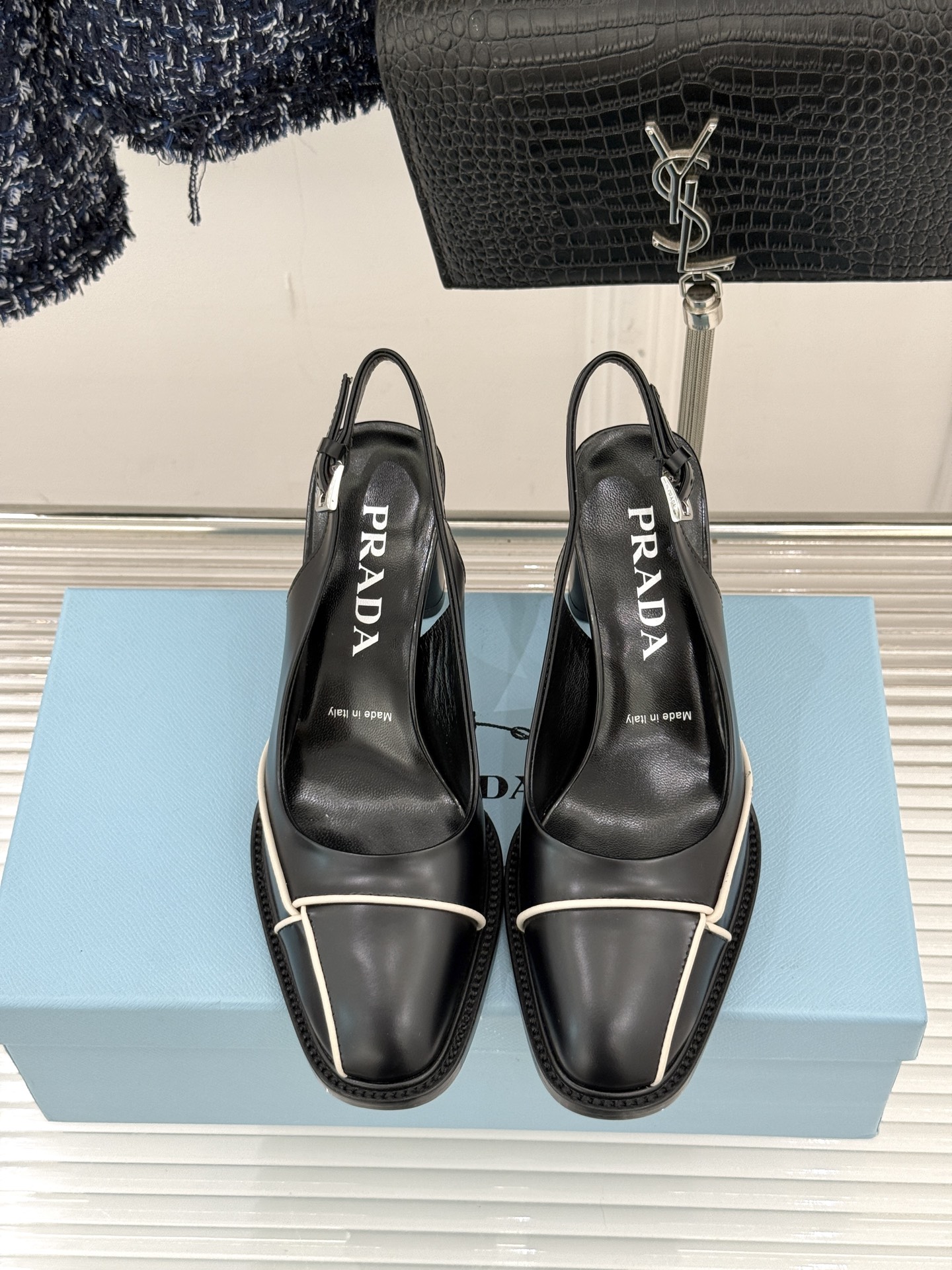 Prada/普拉达26WF早春新品缝线高跟后空凉鞋续写百年奢品的工艺传奇。这双鞋从不是简单的足下点缀而是