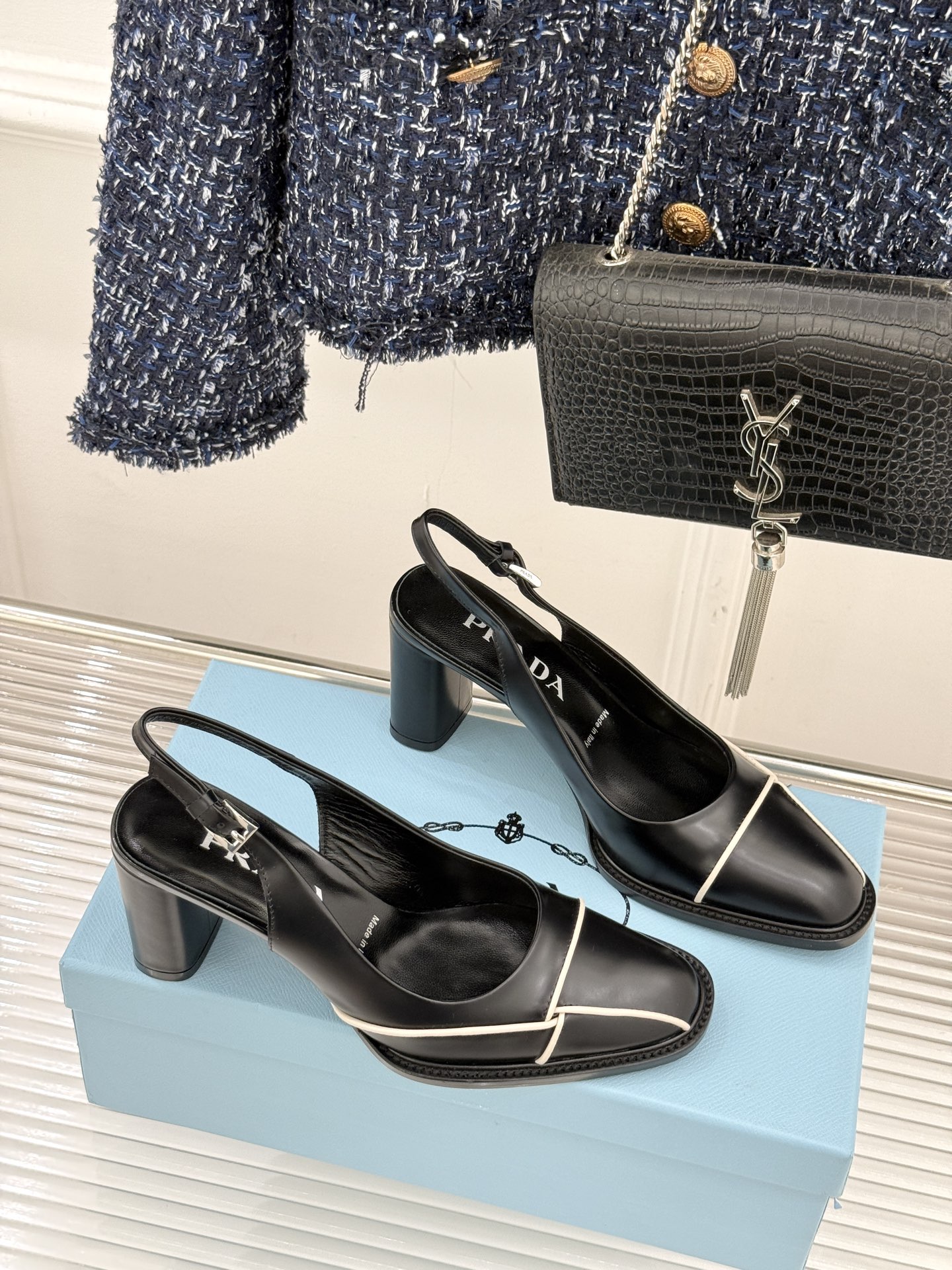 Prada/普拉达26WF早春新品缝线高跟后空凉鞋续写百年奢品的工艺传奇。这双鞋从不是简单的足下点缀而是