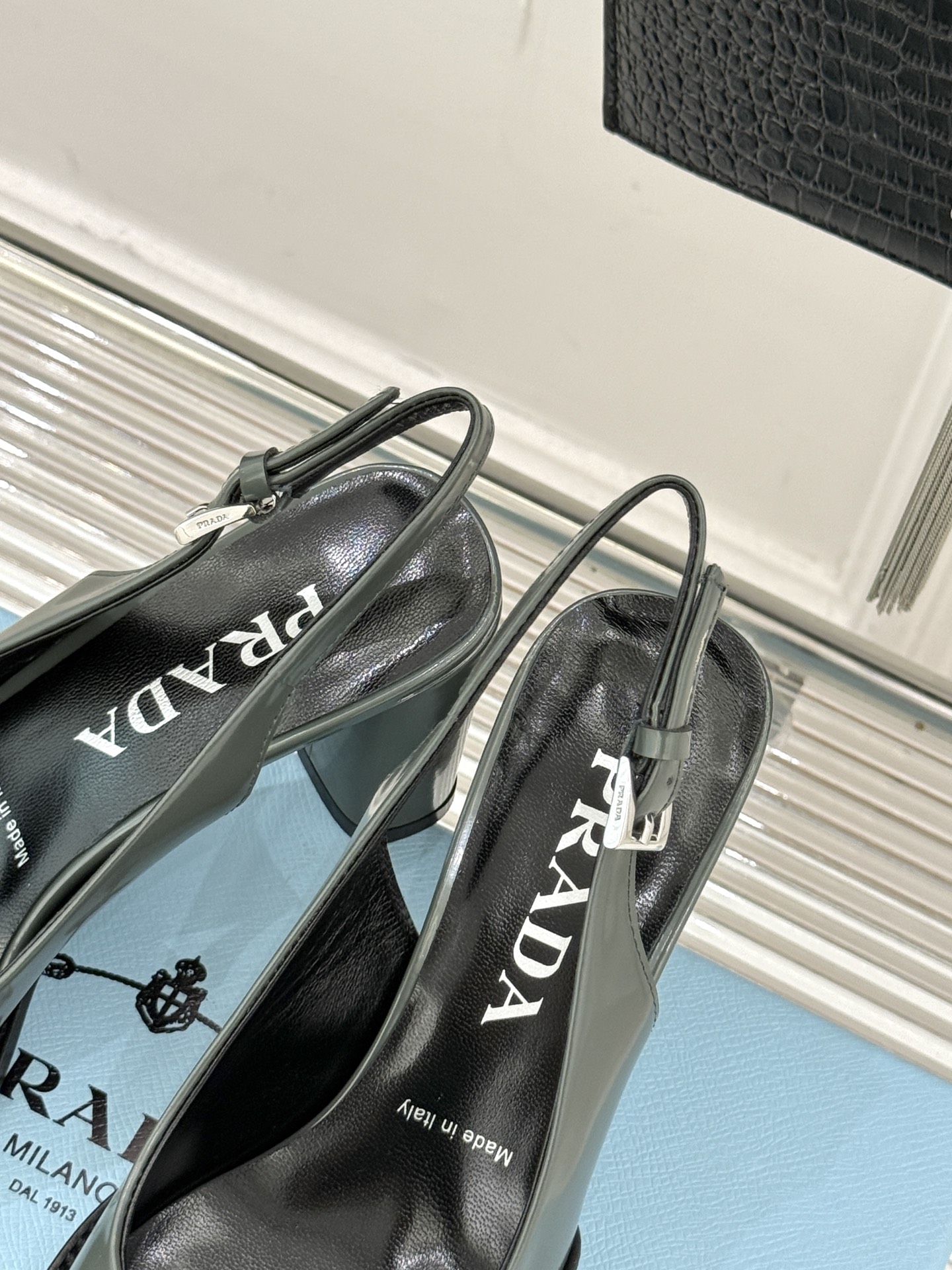 Prada/普拉达26WF早春新品缝线高跟后空凉鞋续写百年奢品的工艺传奇。这双鞋从不是简单的足下点缀而是