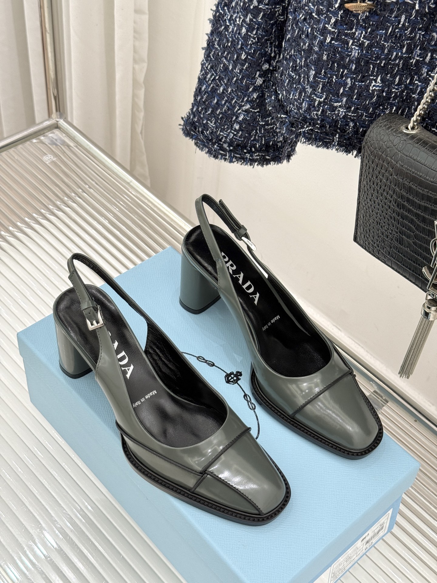 Prada/普拉达26WF早春新品缝线高跟后空凉鞋续写百年奢品的工艺传奇。这双鞋从不是简单的足下点缀而是