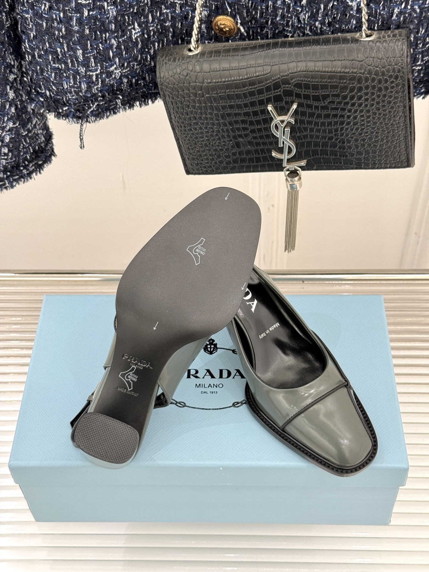 Prada/普拉达26WF早春新品缝线高跟后空凉鞋续写百年奢品的工艺传奇。这双鞋从不是简单的足下点缀而是