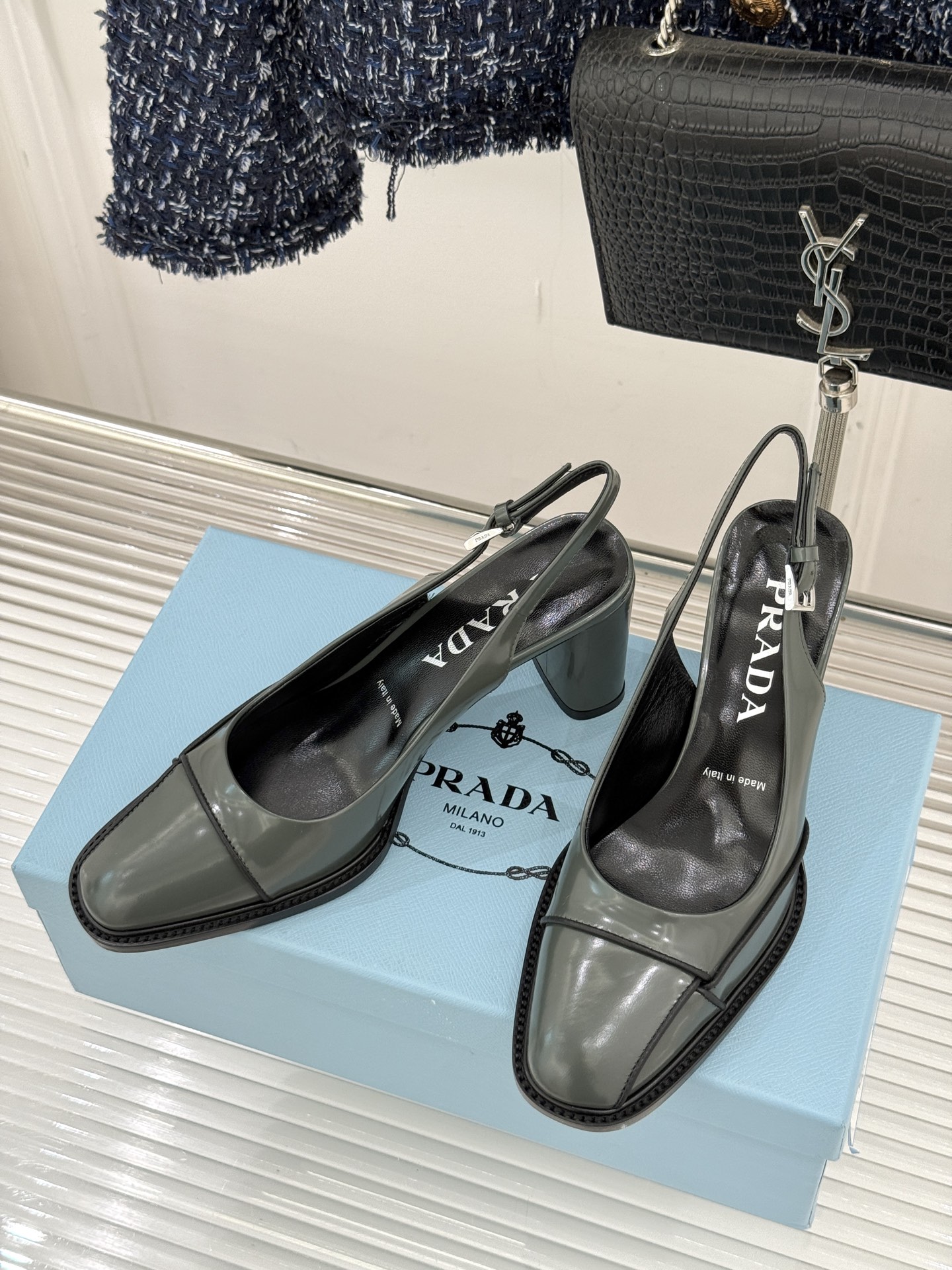 Prada/普拉达26WF早春新品缝线高跟后空凉鞋续写百年奢品的工艺传奇。这双鞋从不是简单的足下点缀而是