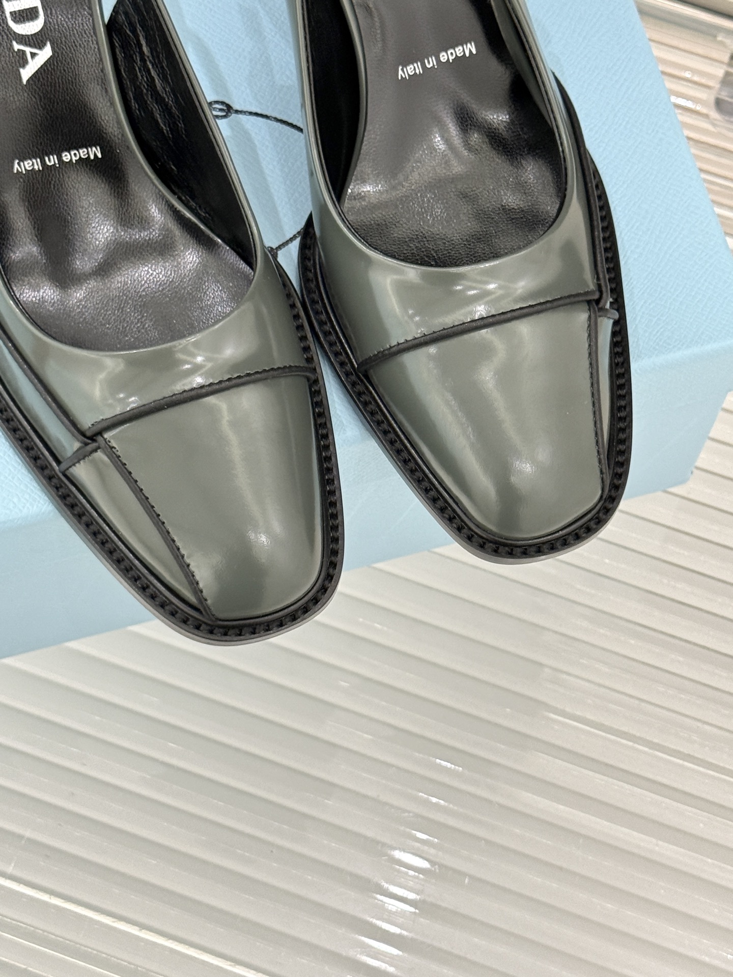 Prada/普拉达26WF早春新品缝线高跟后空凉鞋续写百年奢品的工艺传奇。这双鞋从不是简单的足下点缀而是