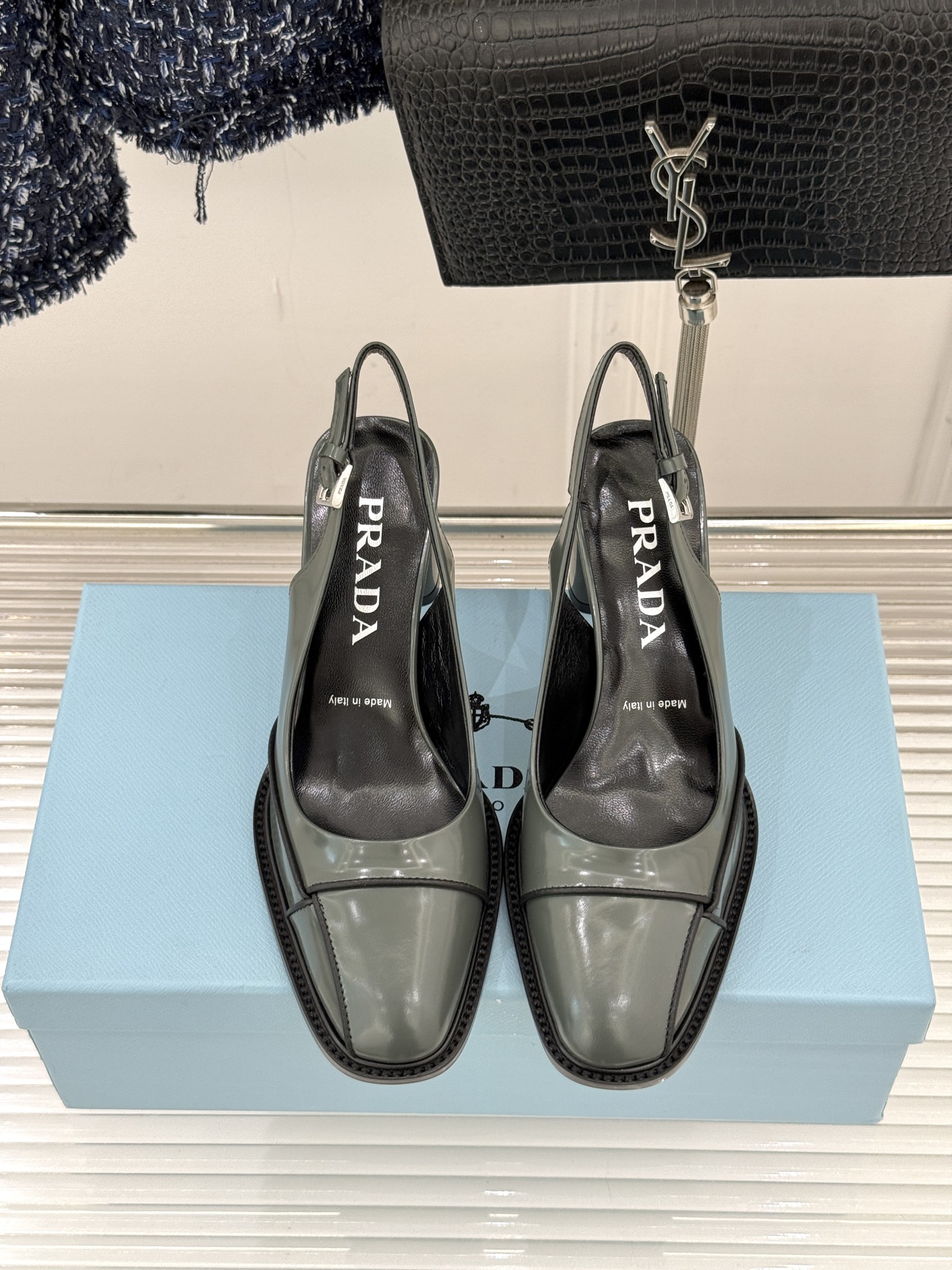 Prada/普拉达26WF早春新品缝线高跟后空凉鞋续写百年奢品的工艺传奇。这双鞋从不是简单的足下点缀而是