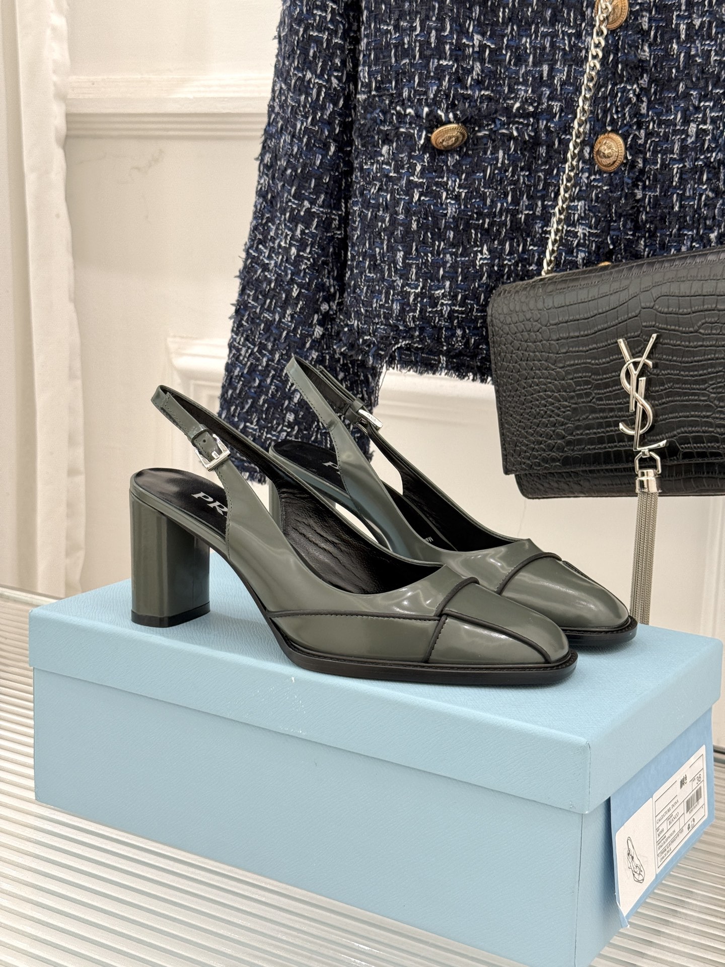 NO:678994,Prada/Prada 26WF early spring new suture high-heeled back sandals continue to write a century-old luxury craftsmanship legend. This pair of shoes is never a simple embellishment, but another interpretation of the ultimate texture by the P family, making every step a ritual of engraving elegance. The leather on the upper will slowly precipitate over time, and the stitching lines will become more gentle, just like life becomes more calm and transparent after years of baptism. It is a silent companion in your life.  It is the external expression of your style. The fabric is made of original customized cowhide. The lining is made of sheepskin. Italian imported genuine leather outsole size 35-39 (customized 34/40/41), high heels and sandals, prada, prada, sandals, high heels, cowhide, sheepskin, Leather soles19860909Prada/普拉达26WF早春新品缝线 高跟后空凉鞋 续写百年奢品的工艺传奇. 这双鞋从不是简单的足下点缀 而是P家对极致质感的又一次诠释 让每一步行走 都成为镌刻优雅的仪式. 鞋面的皮革会随着时光慢慢沉淀 缝线的纹路会愈发温润 如人生历经岁月洗礼 愈发从容通透. 它是你生活中的无声陪伴 是你格调的外在表达. 面料采用原版定制牛皮 内里踮脚均为羊皮 意大利进口真皮大底 size35-39（34/40/41定制）,高跟鞋凉鞋,prada,prada,sandals,high heels,cowhide,sheepskin,Leather soles,Women's Shoes