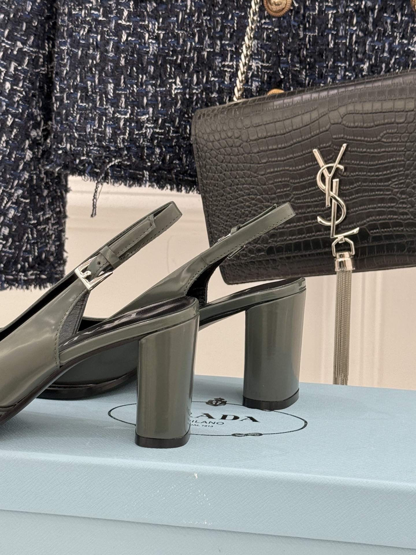 Prada/普拉达26WF早春新品缝线高跟后空凉鞋续写百年奢品的工艺传奇。这双鞋从不是简单的足下点缀而是