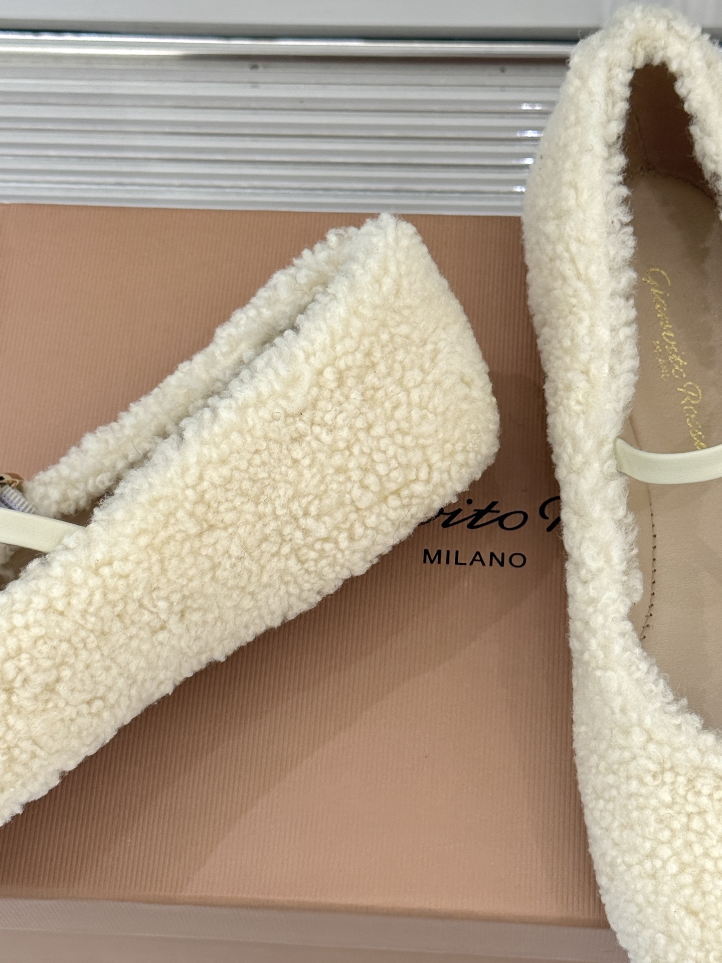 Gianvito Rossi/GR26WF新品玛丽珍皮里毛毛鞋当意式手工的矜贵邂逅秋冬的温柔暖意这双鞋以