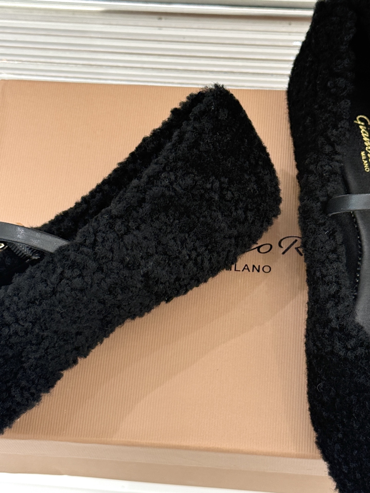 Gianvito Rossi/GR26WF新品玛丽珍皮里毛毛鞋当意式手工的矜贵邂逅秋冬的温柔暖意这双鞋以