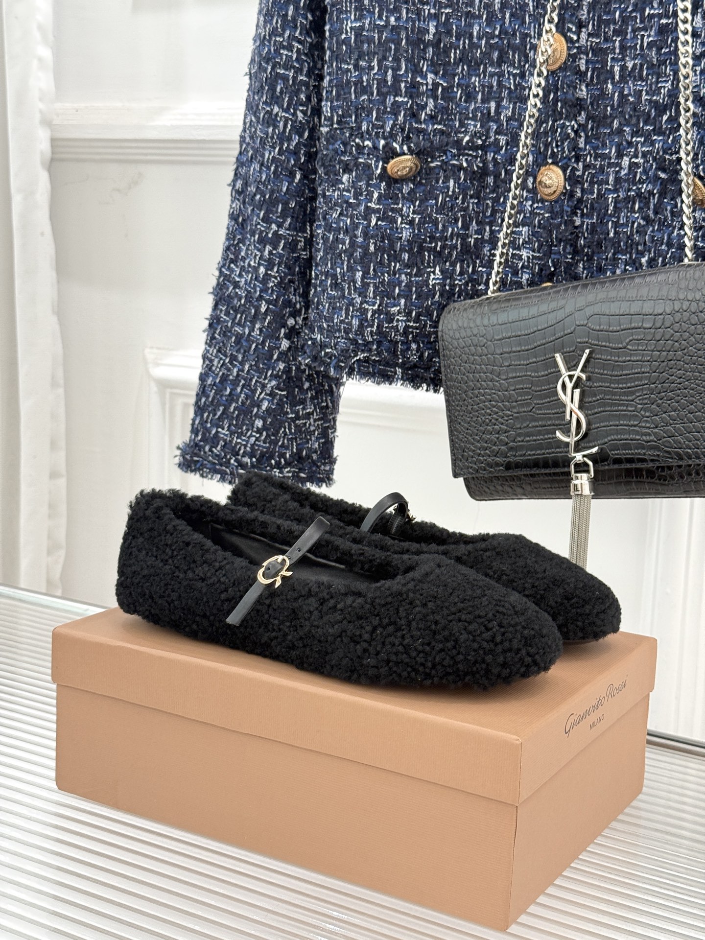 NO:679902,Gianvito Rossi/GR26WF new Mary Jane leather fur shoes. When the nobility of Italian handicrafts meets the gentle warmth of autumn and winter, these shoes are based on the classic Mary Jane shoe shape and the leather is the soul. The iconic metal buckle anchors the luxurious style. The brand's 'minimalist luxury' and the beauty of warmth are integrated into the bone marrow. 60 manual processes condense the texture of a pair of shoes, and the leather and inside lock in warmth and are not stuffy.  The fur embellishment is not bloated, and every step is elegant and Italian style, so that elegance in autumn and winter does not have to be 'beautiful'. It writes the elegance and tenderness of contemporary women in autumn and winter, making every step a warm encounter with Italian romance. The fabric is made of imported real wool, and the lining of the toes is sheepskin. The original molded custom-made non-slip outsole size35-39 (customized on 40/41/42), fur shoes, mary  jane,sheepskin19860909Gianvito Rossi/GR26WF新品玛丽珍 皮里毛毛鞋 当意式手工的矜贵邂逅秋冬的温柔暖意 这双鞋以经典玛丽珍鞋型为骨 皮里为魂 用标志性金属扣锚定奢雅格调 将品牌刻入骨髓的“极简奢美”与保暖美相融 60道手工工序凝练一双鞋的质感, 皮里锁温不闷燥 毛毛点缀不臃肿, 每一步都带着优雅入骨的意式风情, 让秋冬优雅不必“美丽冻人”. 书写当代女性秋冬的优雅与温柔, 让每一步成为一场与意式浪漫的温暖邂逅. 面料采用进口真羊毛 内里踮脚均为羊皮 原版开模定制防滑大底 size35-39（40/41/42定制）,毛毛鞋,mary jane,sheepskin,Women's Shoes