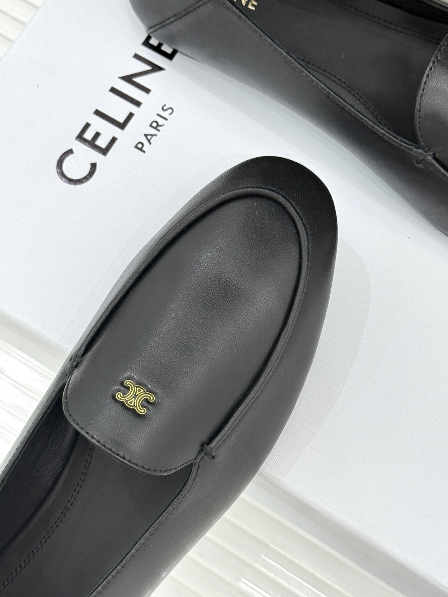 Celine/赛琳26WF新品凯旋门踩跟乐福鞋当巴黎左岸的慵懒腔调碰撞随性风潮这双乐福鞋以经典鞋型为骨 