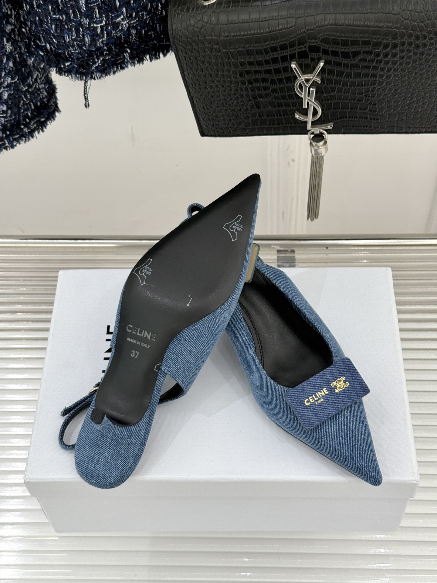 Celine /塞琳26WF新品牌匾尖头后空猫跟凉鞋当巴黎左岸的利落风骨邂逅春夏的轻盈韵律这双凉鞋以极简