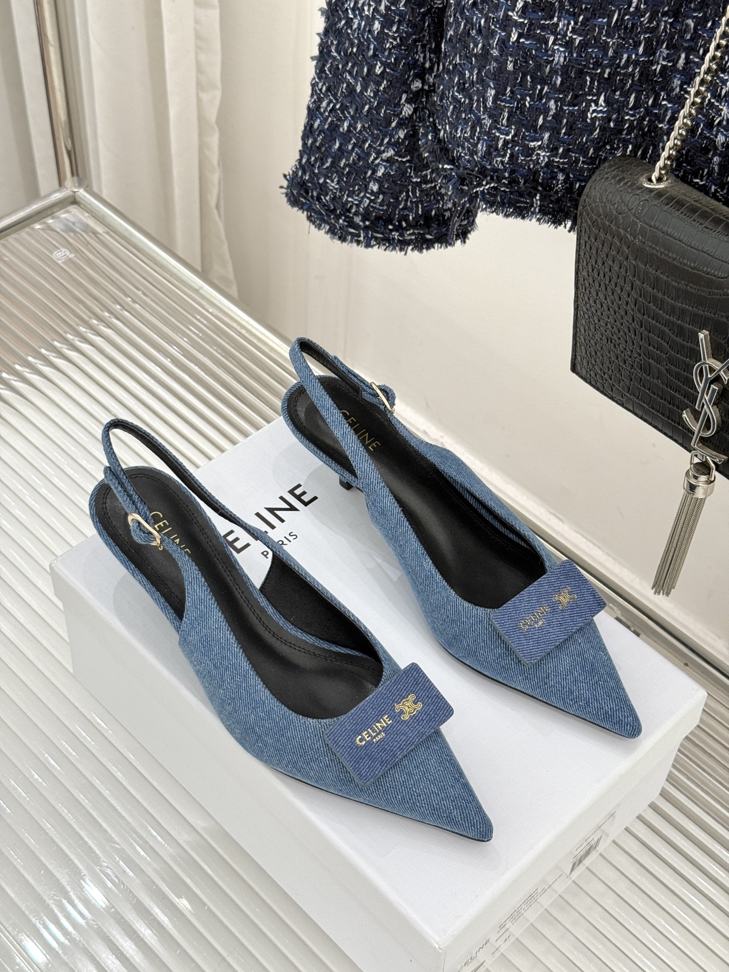 Celine /塞琳26WF新品牌匾尖头后空猫跟凉鞋当巴黎左岸的利落风骨邂逅春夏的轻盈韵律这双凉鞋以极简