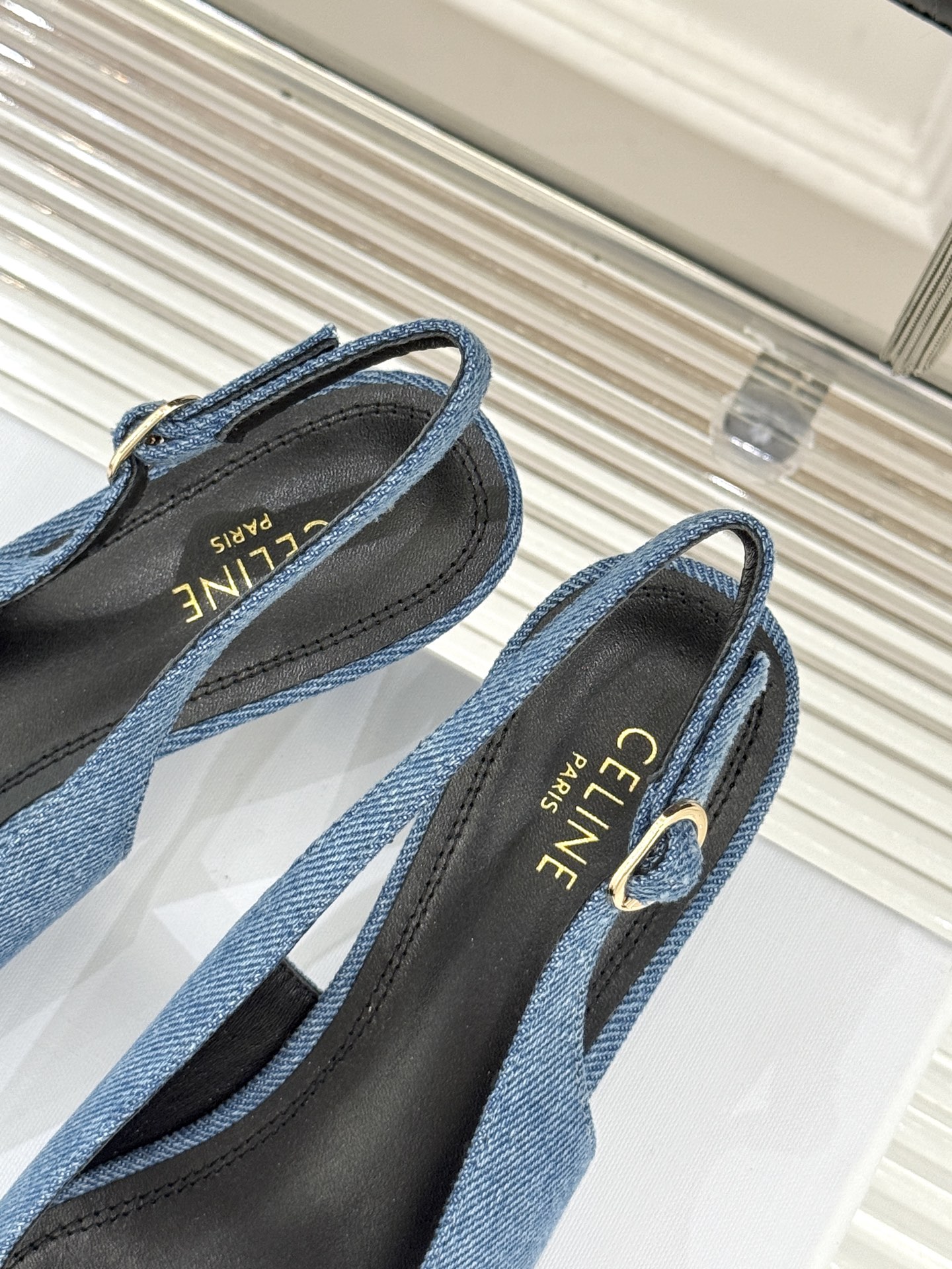 Celine /塞琳26WF新品牌匾尖头后空猫跟凉鞋当巴黎左岸的利落风骨邂逅春夏的轻盈韵律这双凉鞋以极简