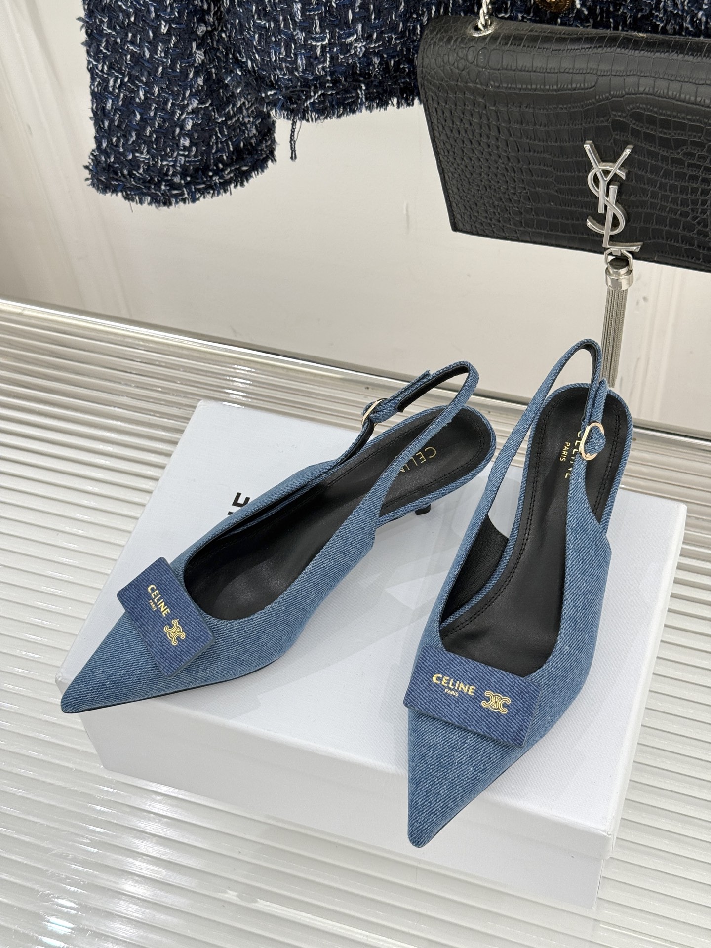 Celine /塞琳26WF新品牌匾尖头后空猫跟凉鞋当巴黎左岸的利落风骨邂逅春夏的轻盈韵律这双凉鞋以极简