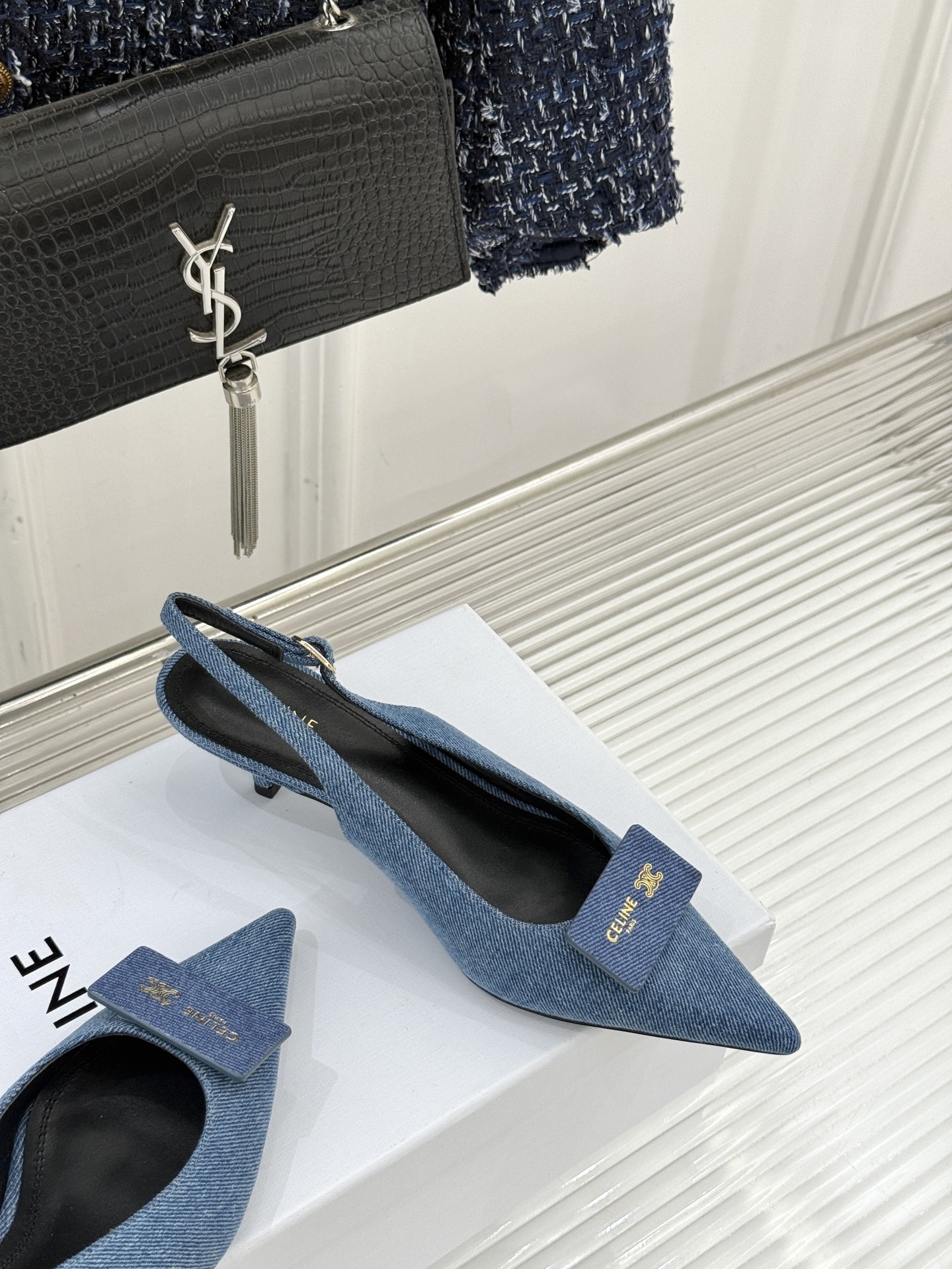 Celine /塞琳26WF新品牌匾尖头后空猫跟凉鞋当巴黎左岸的利落风骨邂逅春夏的轻盈韵律这双凉鞋以极简