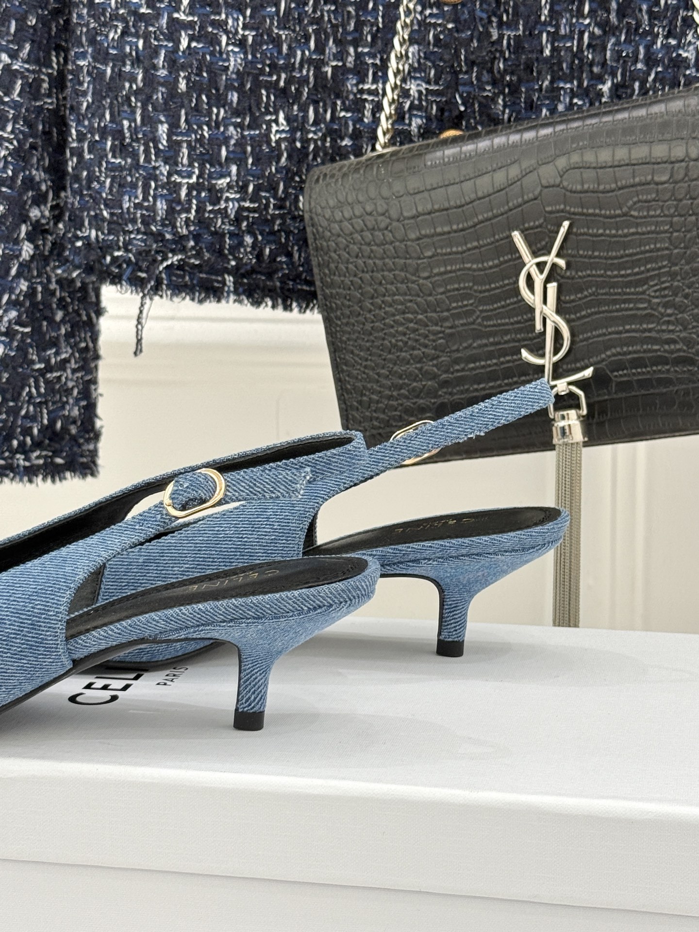 Celine /塞琳26WF新品牌匾尖头后空猫跟凉鞋当巴黎左岸的利落风骨邂逅春夏的轻盈韵律这双凉鞋以极简