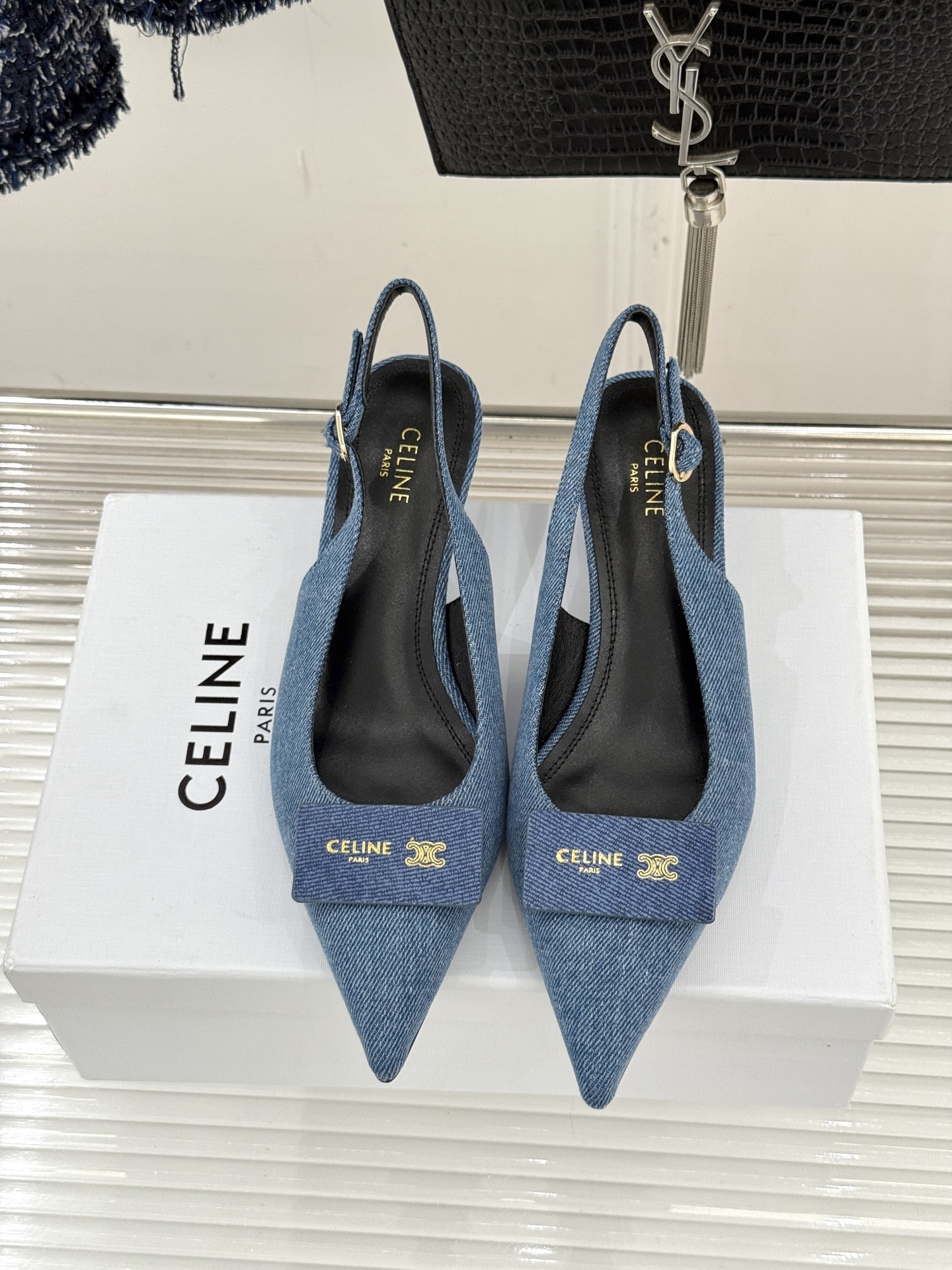 Celine /塞琳26WF新品牌匾尖头后空猫跟凉鞋当巴黎左岸的利落风骨邂逅春夏的轻盈韵律这双凉鞋以极简