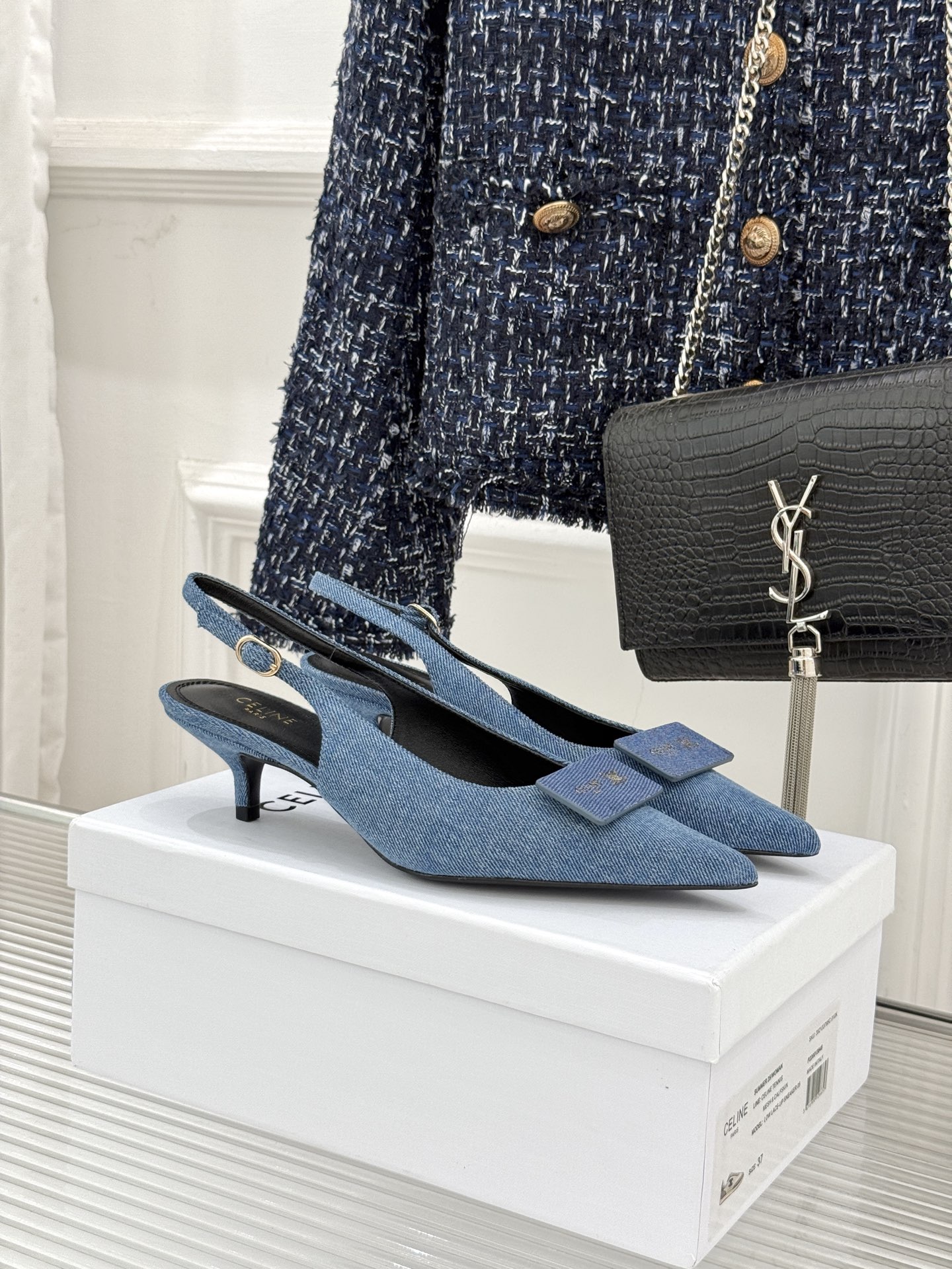 Celine /塞琳26WF新品牌匾尖头后空猫跟凉鞋当巴黎左岸的利落风骨邂逅春夏的轻盈韵律这双凉鞋以极简