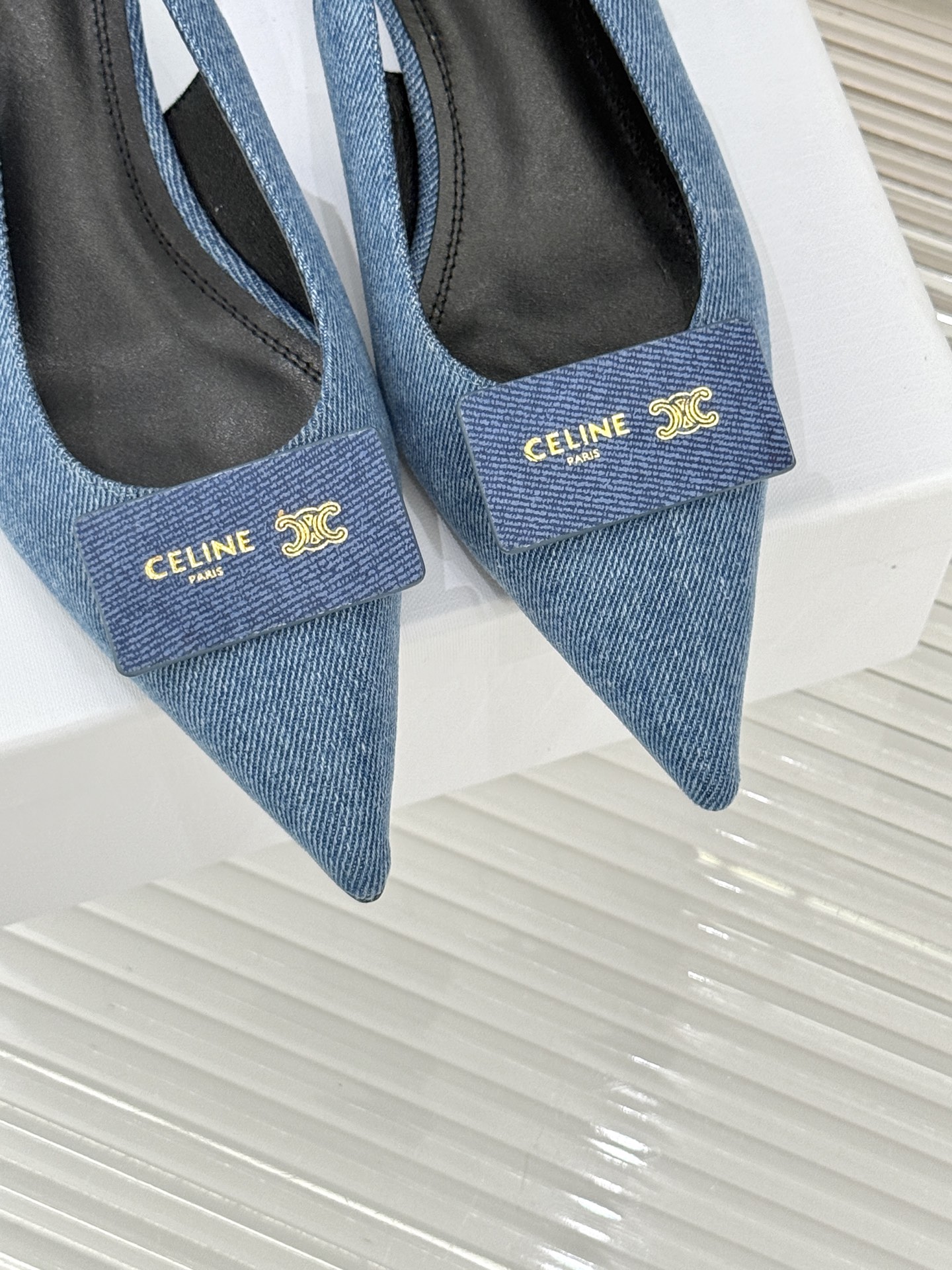 Celine /塞琳26WF新品牌匾尖头后空猫跟凉鞋当巴黎左岸的利落风骨邂逅春夏的轻盈韵律这双凉鞋以极简