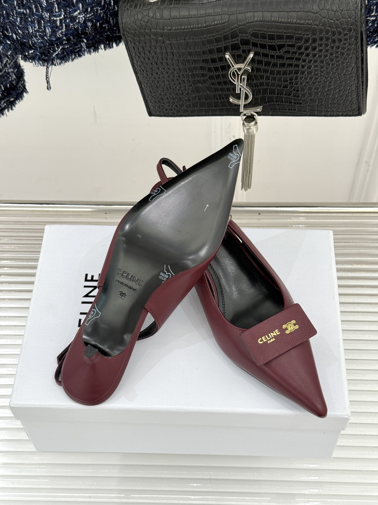 Celine /塞琳26WF新品牌匾尖头后空猫跟凉鞋当巴黎左岸的利落风骨邂逅春夏的轻盈韵律这双凉鞋以极简