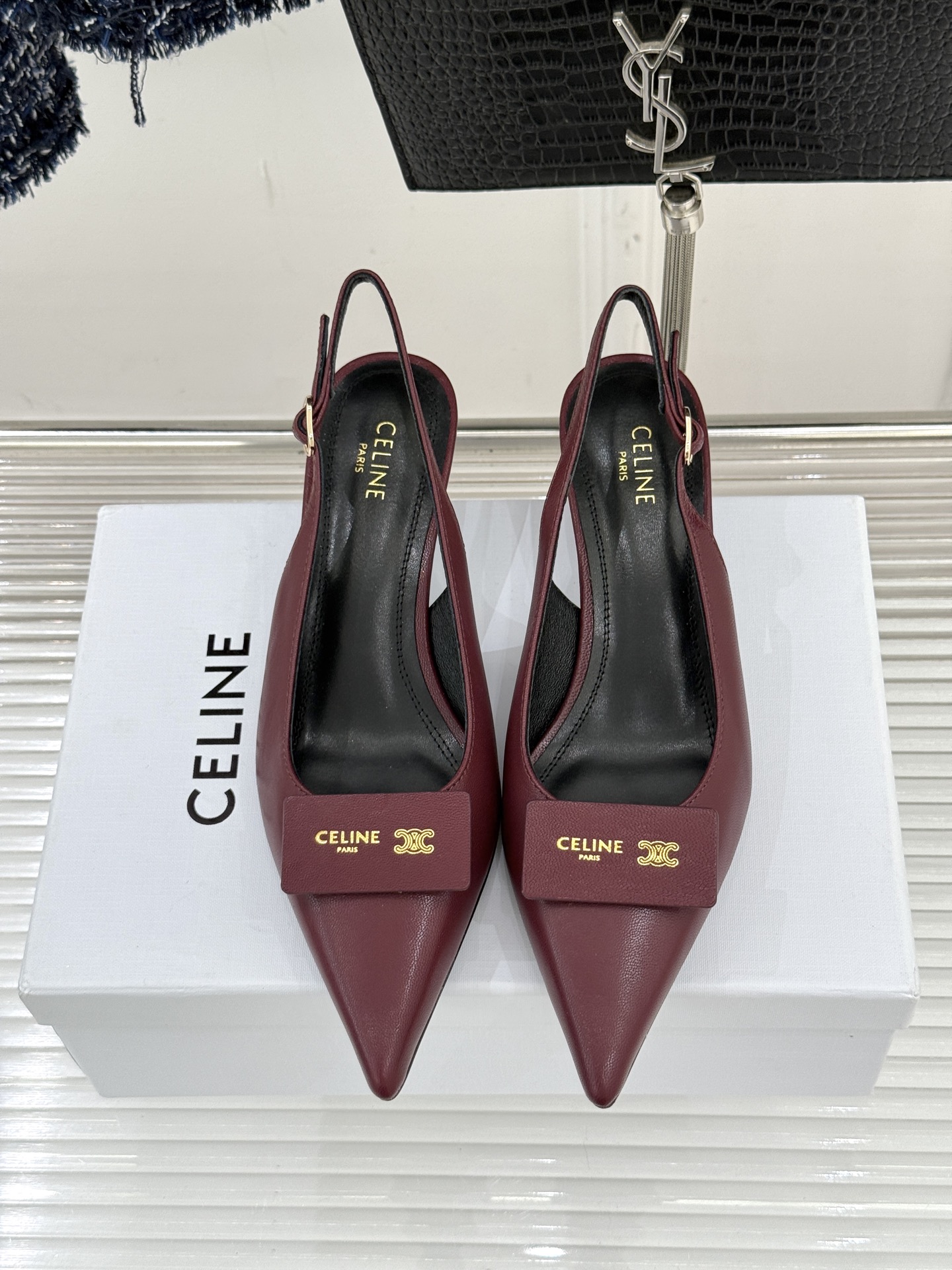 Celine /塞琳26WF新品牌匾尖头后空猫跟凉鞋当巴黎左岸的利落风骨邂逅春夏的轻盈韵律这双凉鞋以极简
