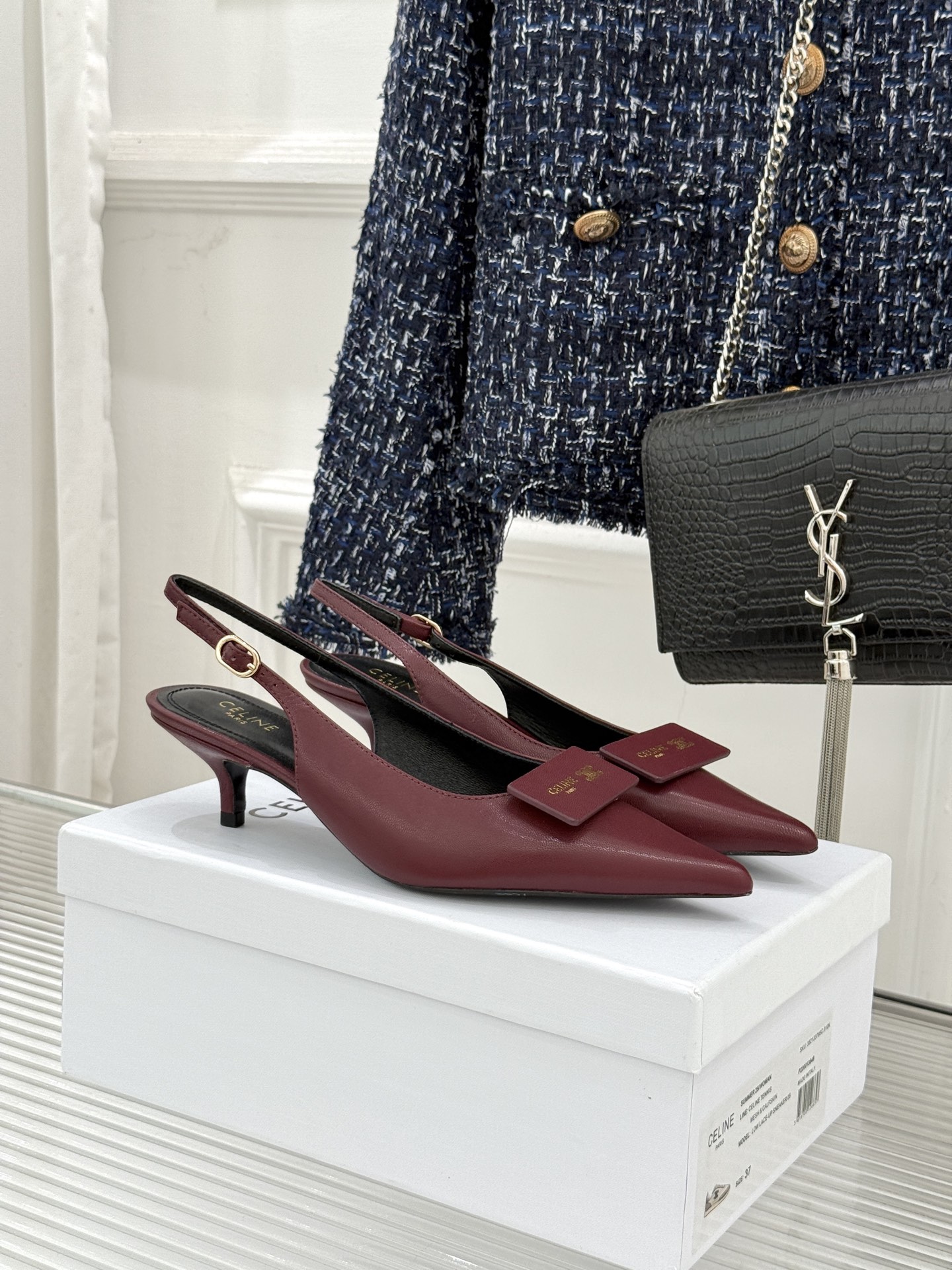 Celine /塞琳26WF新品牌匾尖头后空猫跟凉鞋当巴黎左岸的利落风骨邂逅春夏的轻盈韵律这双凉鞋以极简