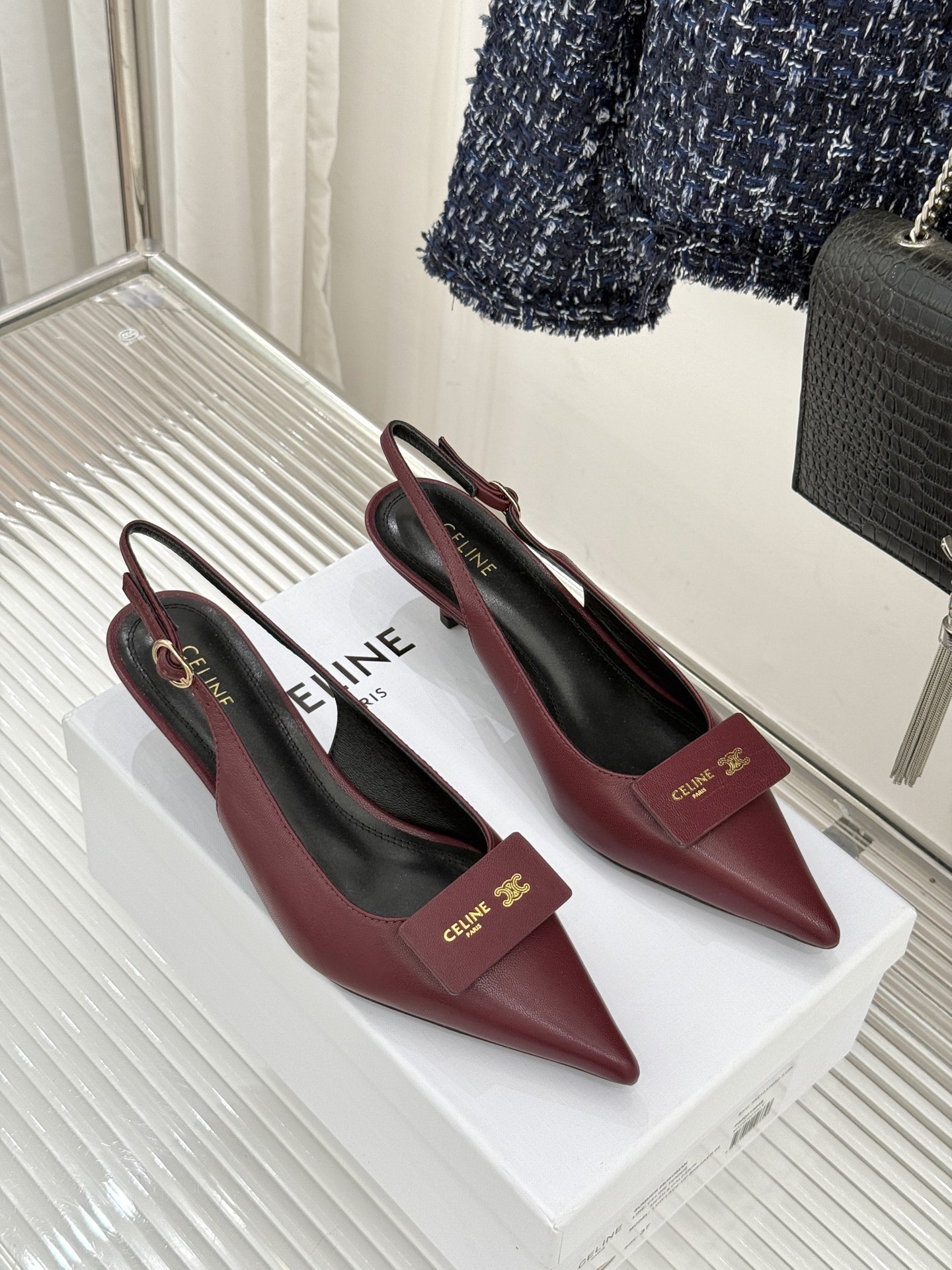 Celine /塞琳26WF新品牌匾尖头后空猫跟凉鞋当巴黎左岸的利落风骨邂逅春夏的轻盈韵律这双凉鞋以极简