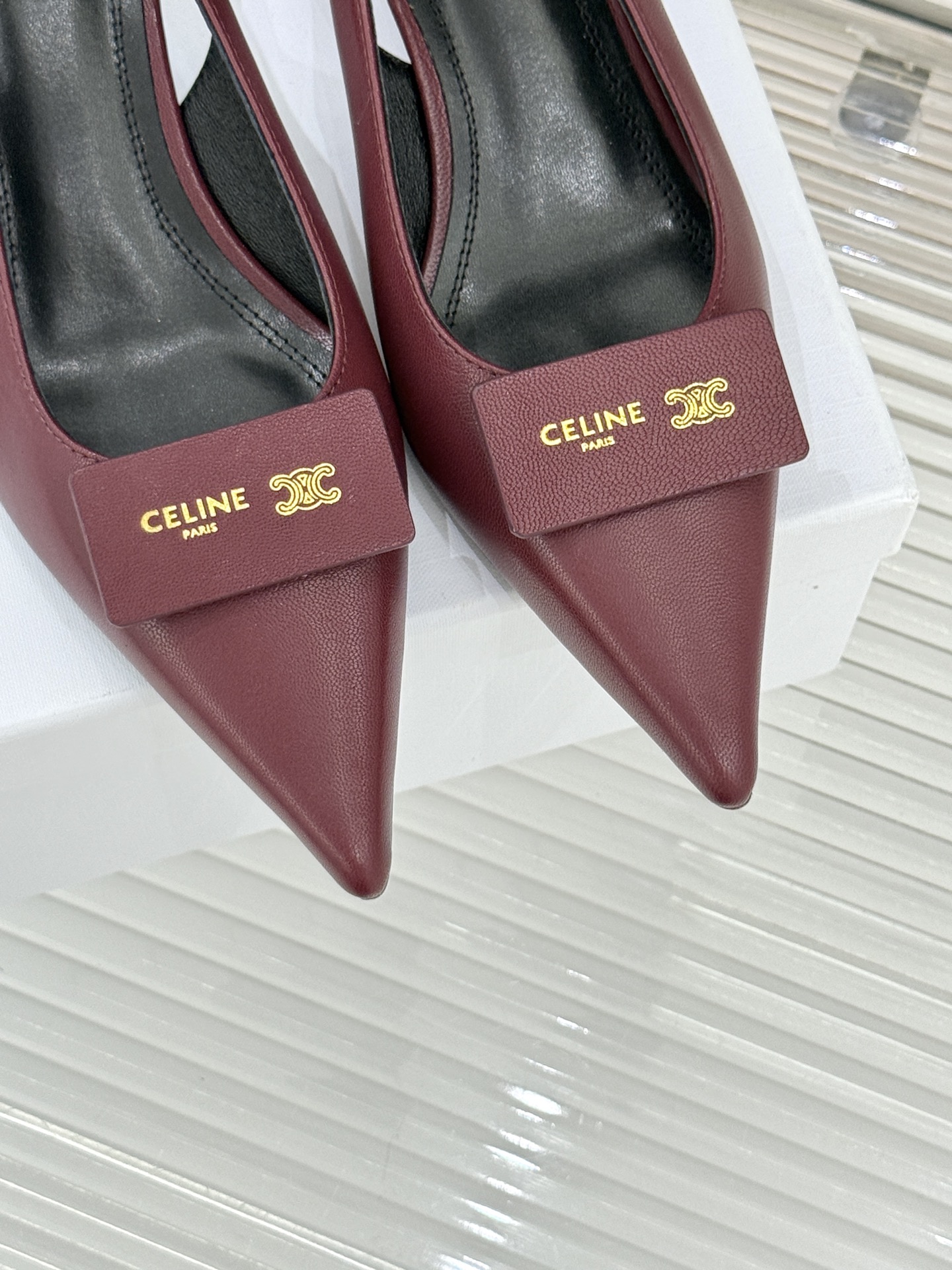 Celine /塞琳26WF新品牌匾尖头后空猫跟凉鞋当巴黎左岸的利落风骨邂逅春夏的轻盈韵律这双凉鞋以极简