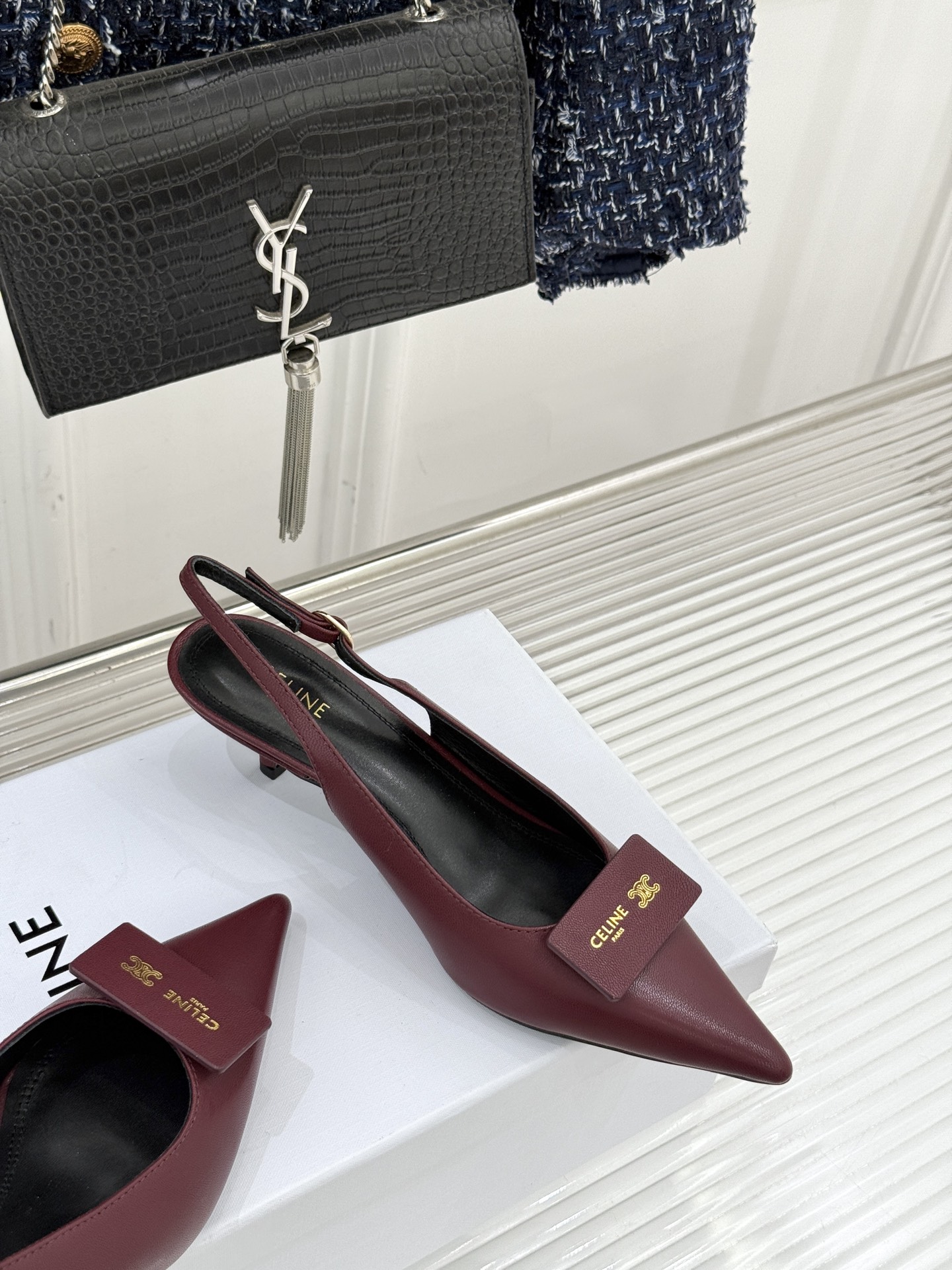 Celine /塞琳26WF新品牌匾尖头后空猫跟凉鞋当巴黎左岸的利落风骨邂逅春夏的轻盈韵律这双凉鞋以极简