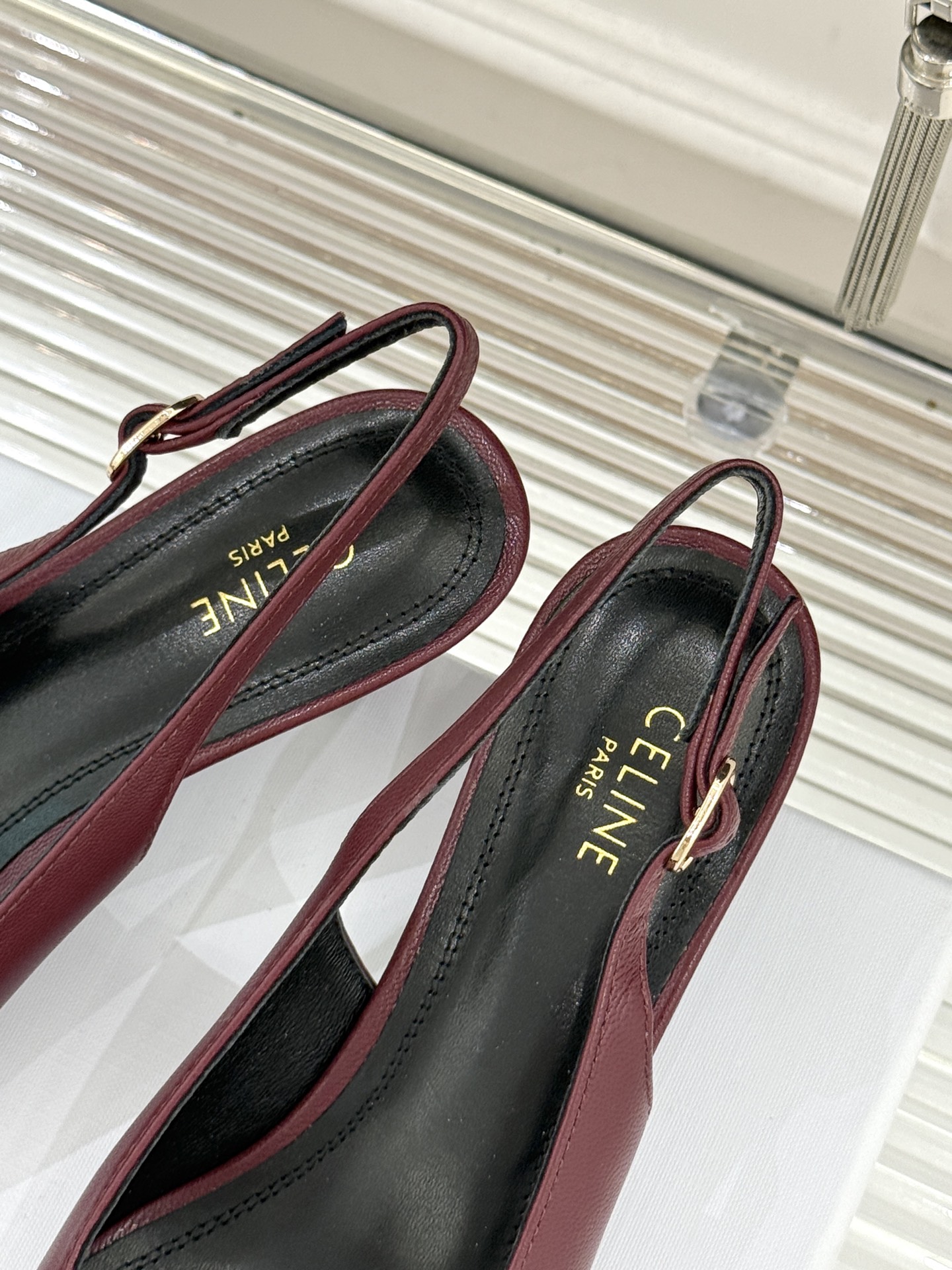 Celine /塞琳26WF新品牌匾尖头后空猫跟凉鞋当巴黎左岸的利落风骨邂逅春夏的轻盈韵律这双凉鞋以极简