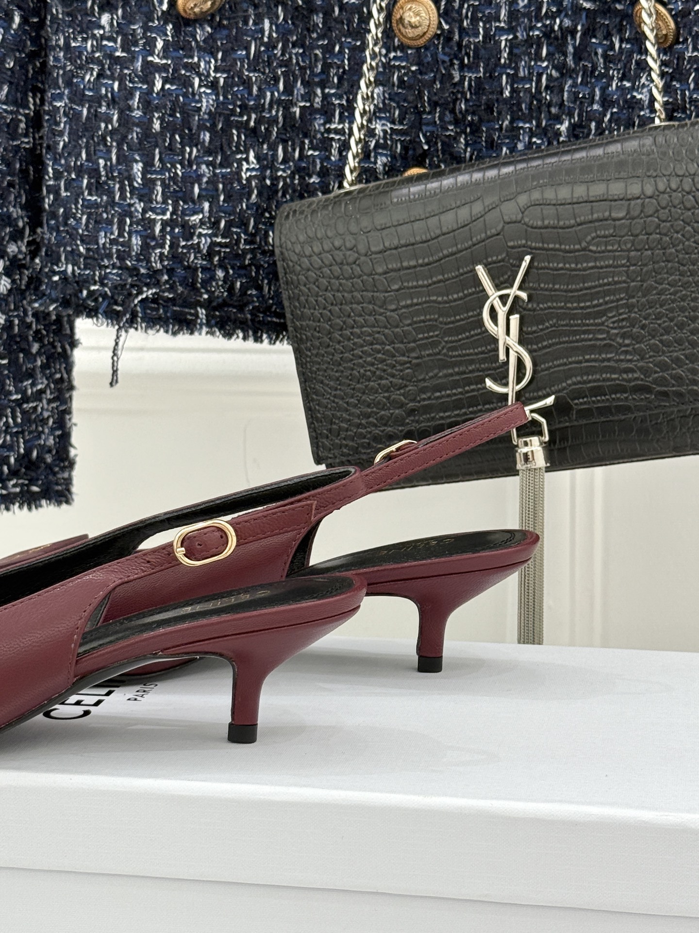 Celine /塞琳26WF新品牌匾尖头后空猫跟凉鞋当巴黎左岸的利落风骨邂逅春夏的轻盈韵律这双凉鞋以极简